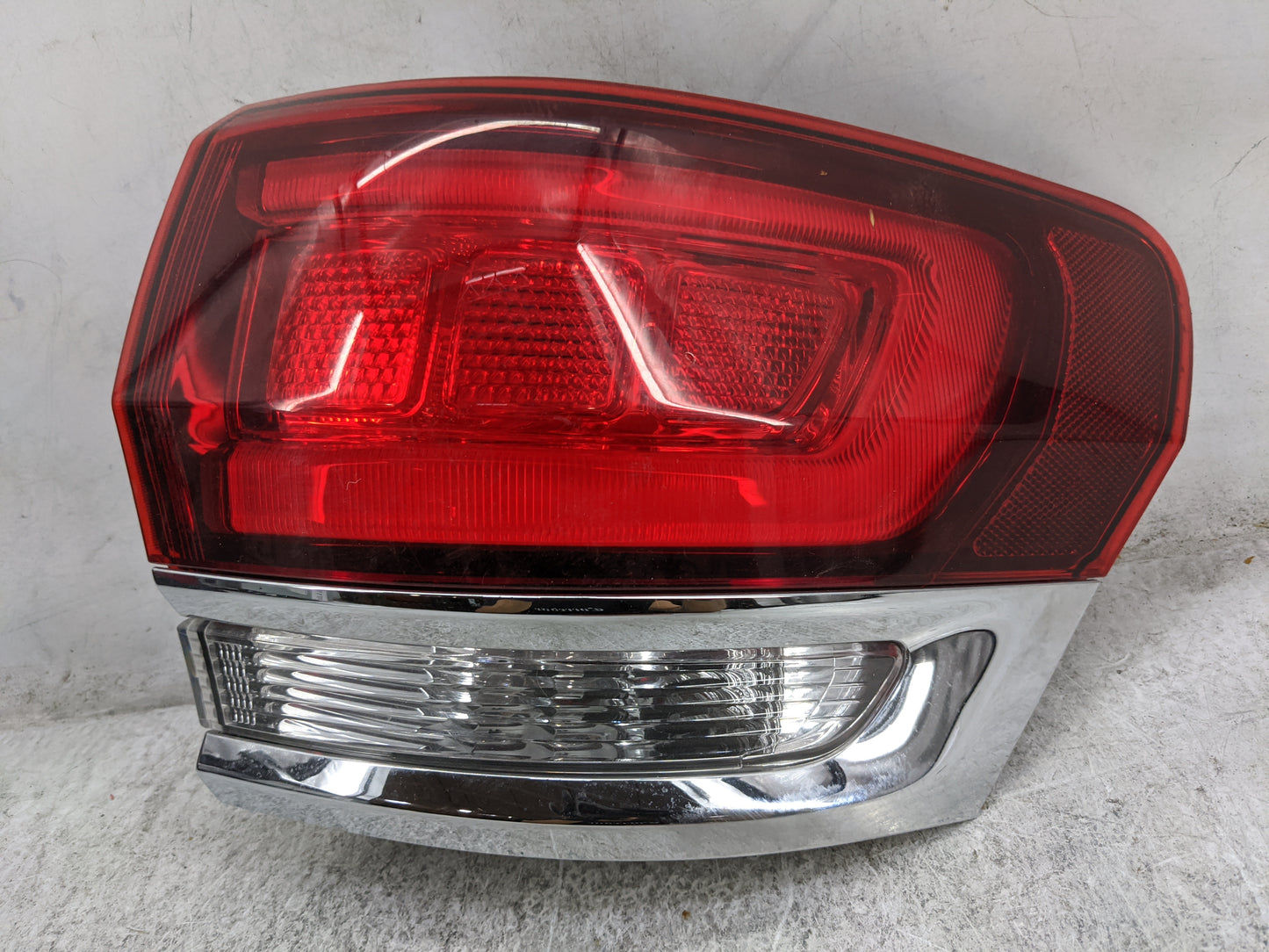 2021 Jeep Grand Cherokee Tail Light Assembly Passenger Right OEM P/N:P68471328AA 68471328AA Fits OEM Used Auto Parts - Oemus