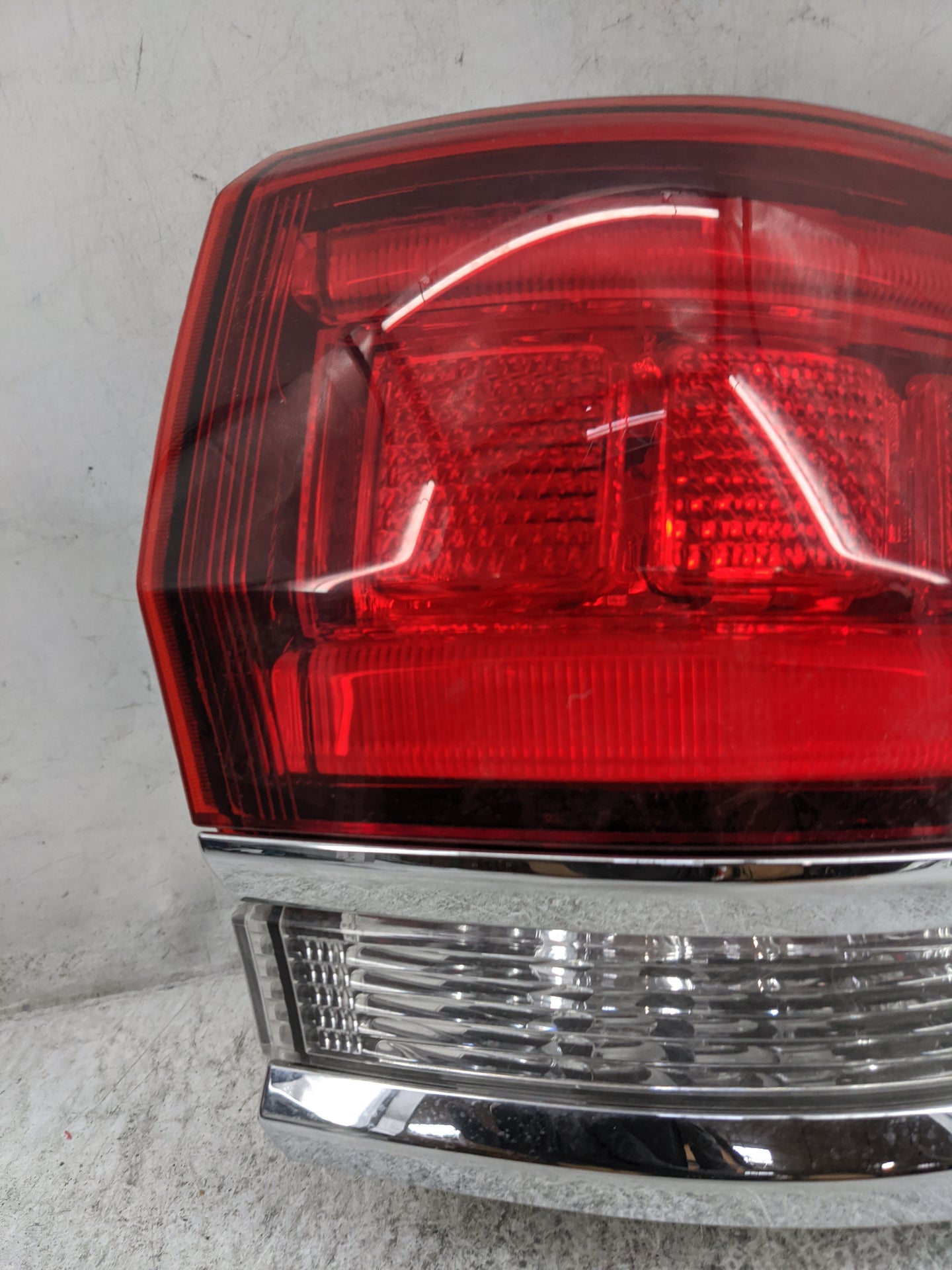 2021 Jeep Grand Cherokee Tail Light Assembly Passenger Right OEM P/N:P68471328AA 68471328AA Fits OEM Used Auto Parts - Oemus
