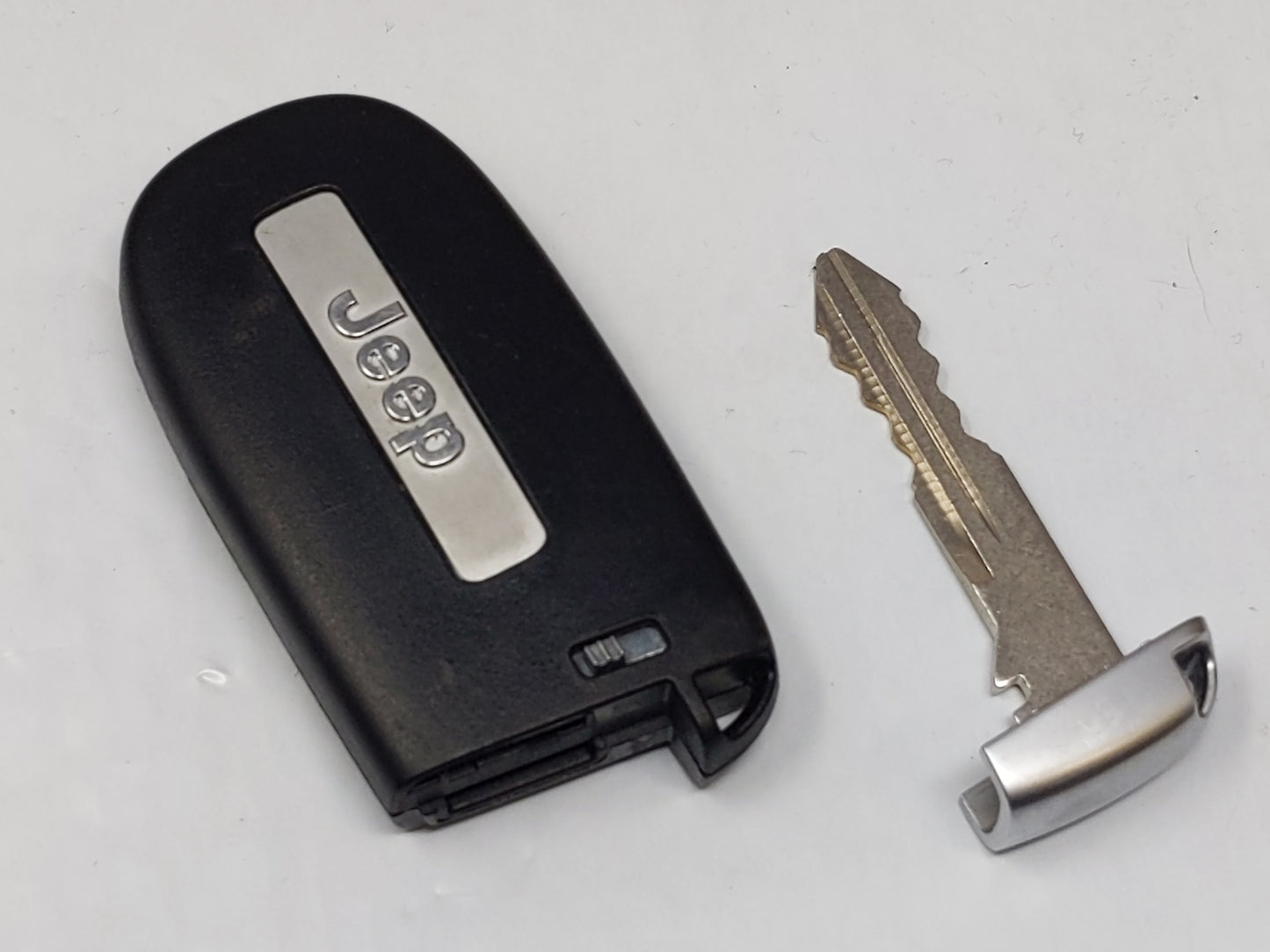 Jeep Keyless Entry Remote Fob M3n-40821302 68143505ac|68143505ac B 5 - Oemusedautoparts1.com