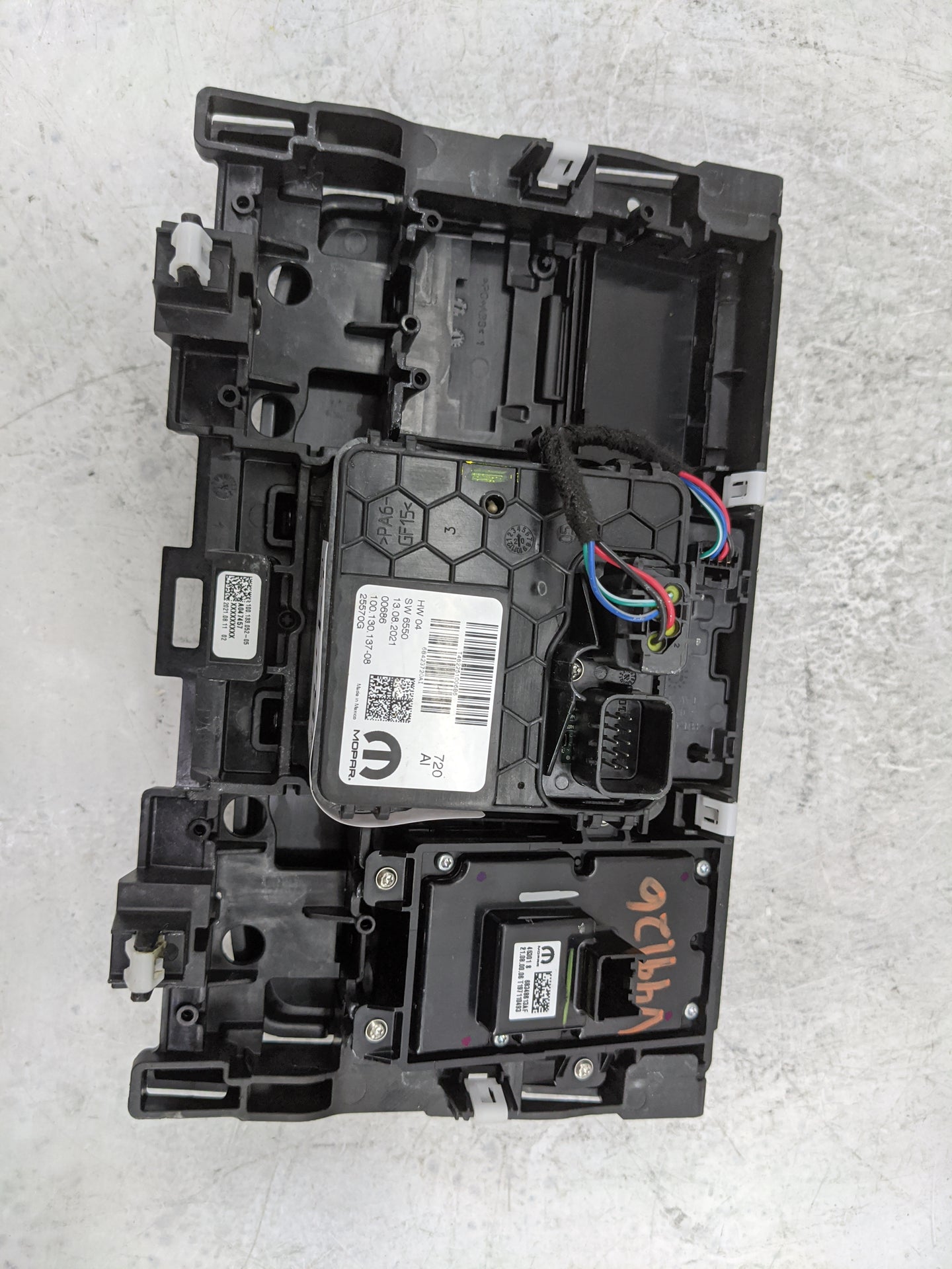 2021 Jeep Grand Cherokee L Floor Console Assembly Shifter - Oemusedautoparts1.com