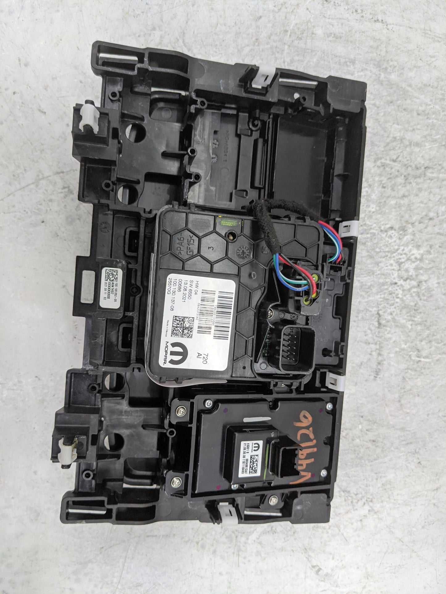 2021 Jeep Grand Cherokee L Floor Console Assembly Shifter - Oemusedautoparts1.com
