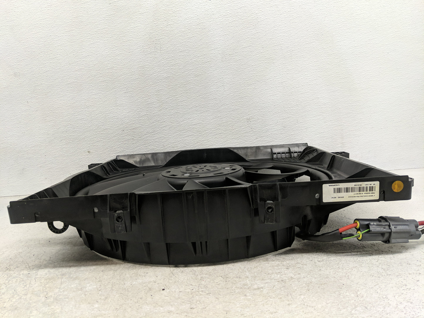 2021-2022 Jeep Wrangler Electric Radiator Cooling Fan Motor Assembly P/N:68518025AA C65177-140 Fits Fits 2021 2022 OEM Used 