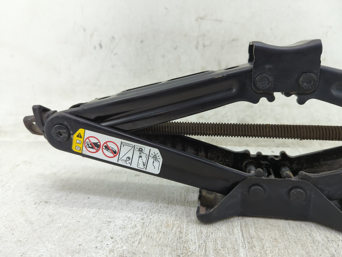 2021 Jeep Wrangler Spare Scissor Car Jack - Oemusedautoparts1.com