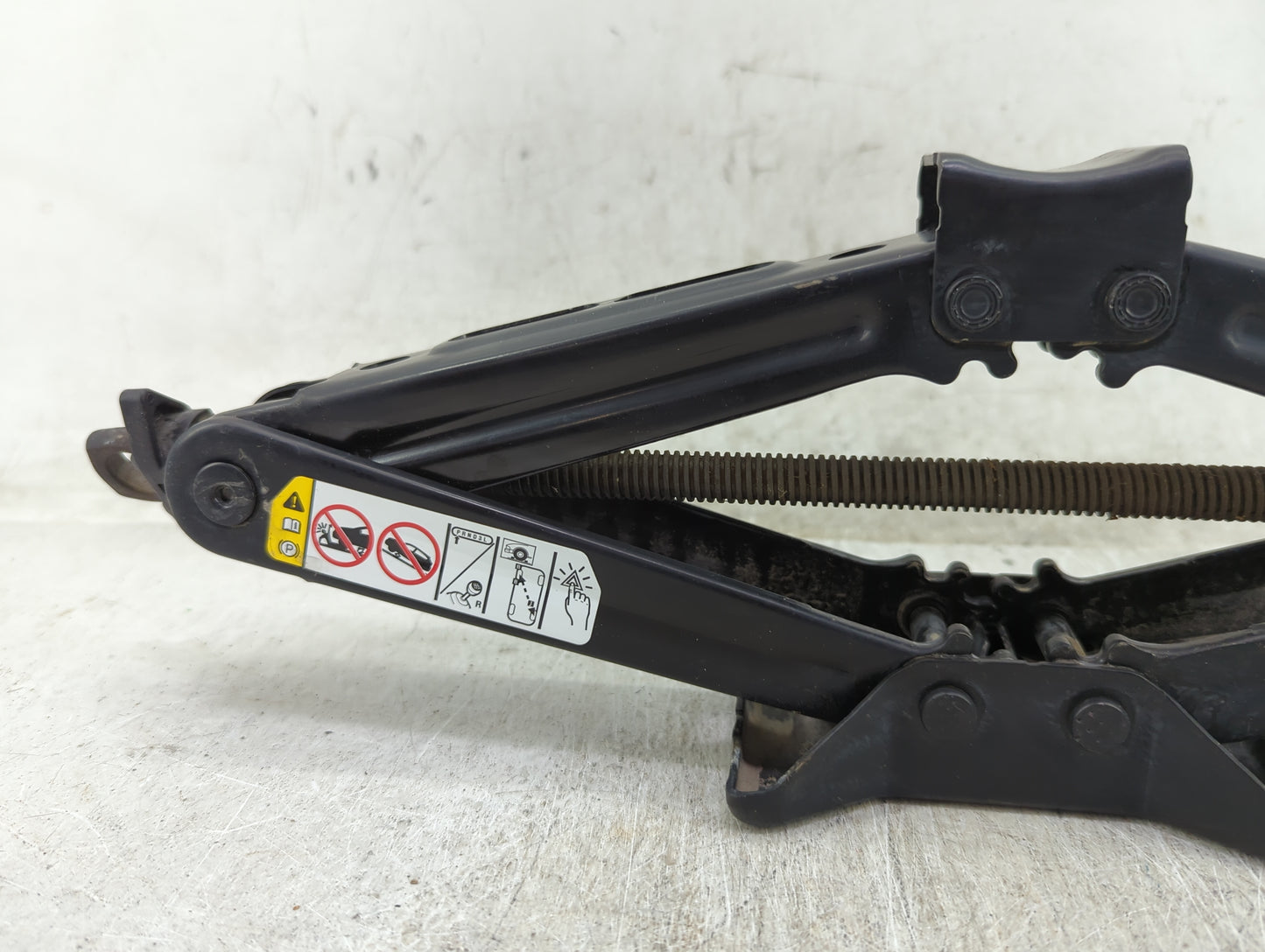 2021 Jeep Wrangler Spare Scissor Car Jack - Oemusedautoparts1.com