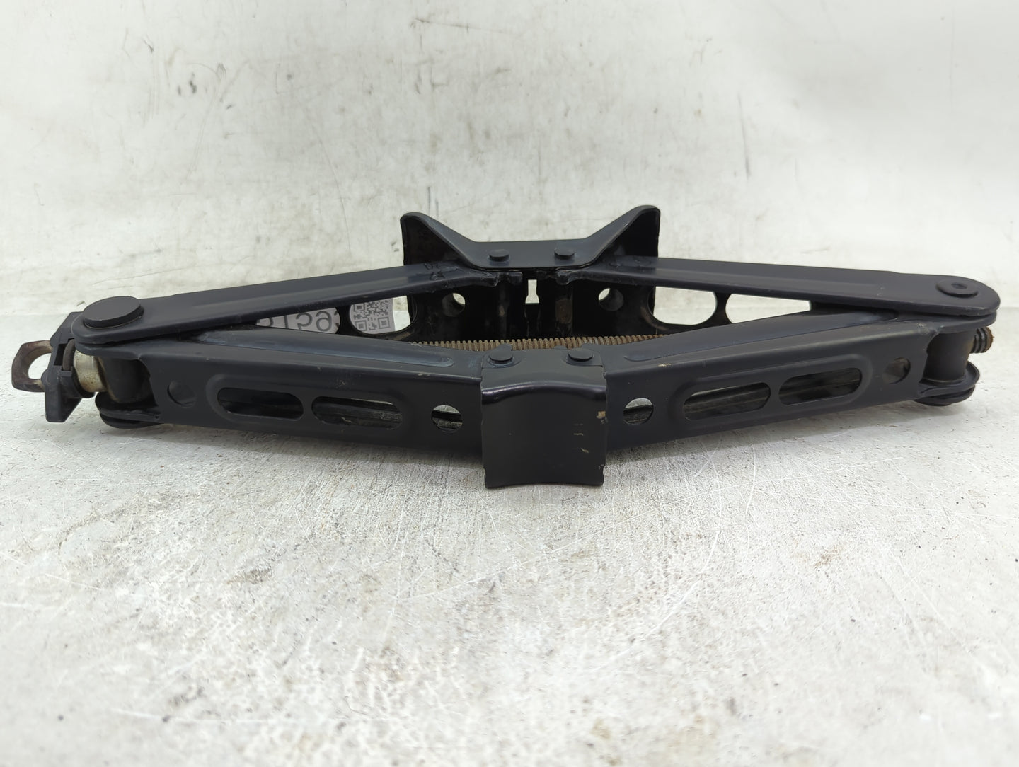 2021 Jeep Wrangler Spare Scissor Car Jack - Oemusedautoparts1.com