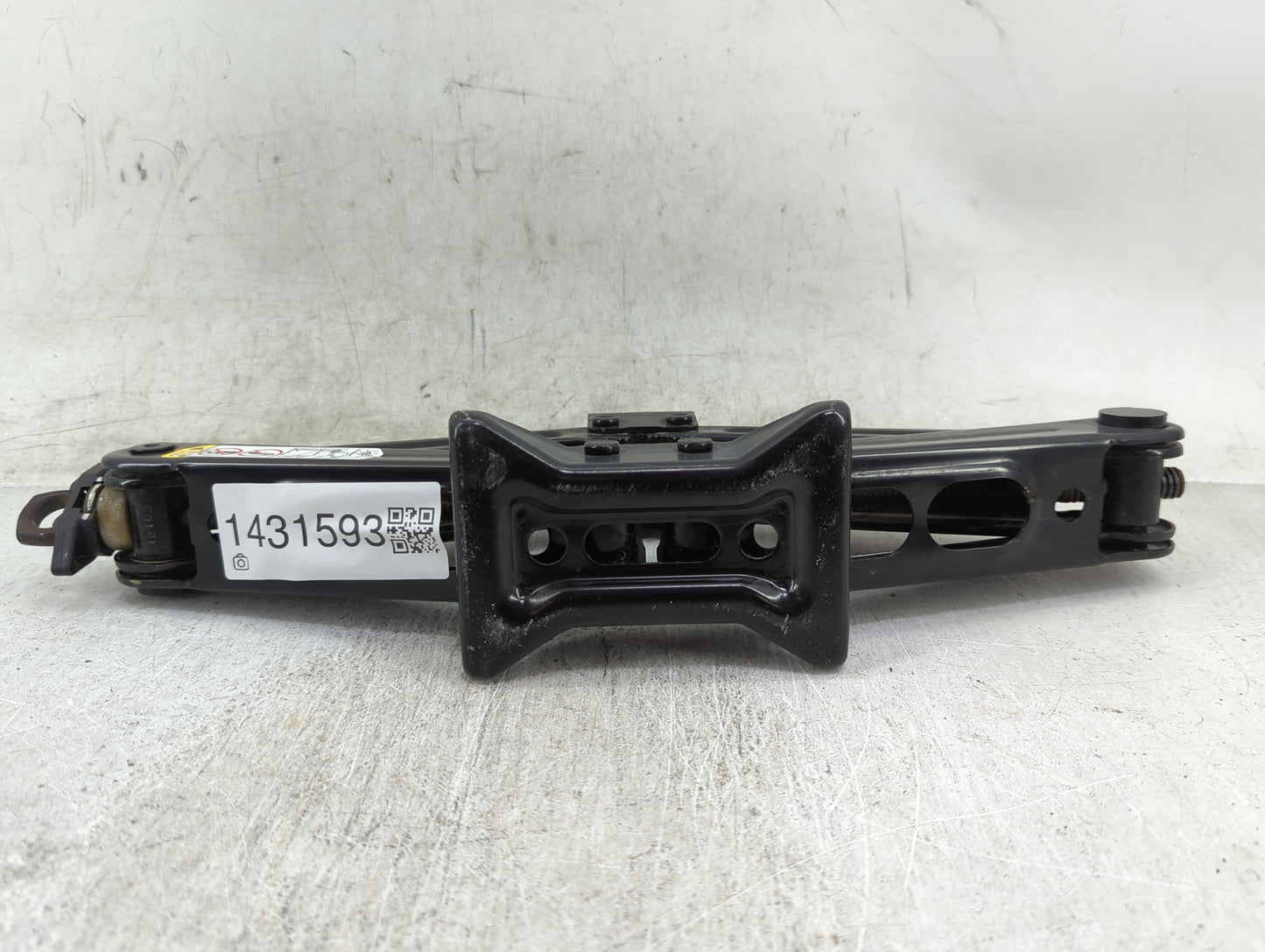 2021 Jeep Wrangler Spare Scissor Car Jack - Oemusedautoparts1.com