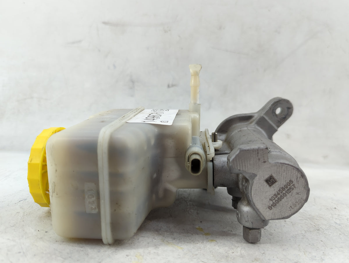 2018-2022 Jeep Wrangler Brake Master Cylinder 1498761 - Oemusedautoparts1.com