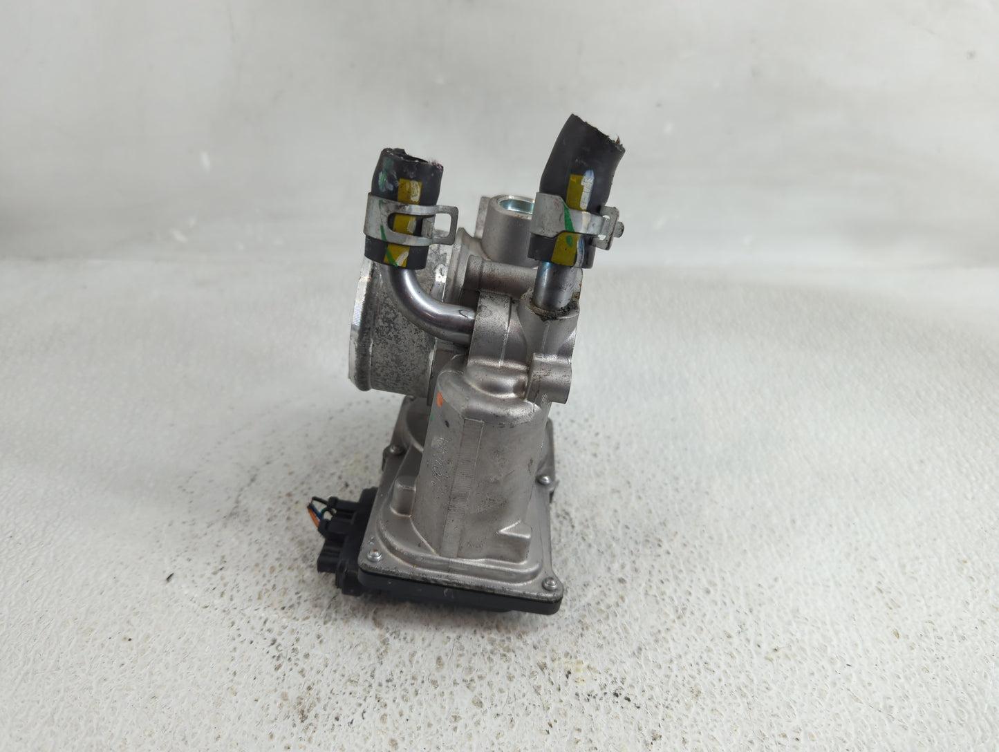 2017-2022 Kia Forte Throttle Body P/N:5833 01E15 35100-2B340 Fits Fits 2015 2016 2017 2018 2019 2020 2021 2022 OEM Used Auto