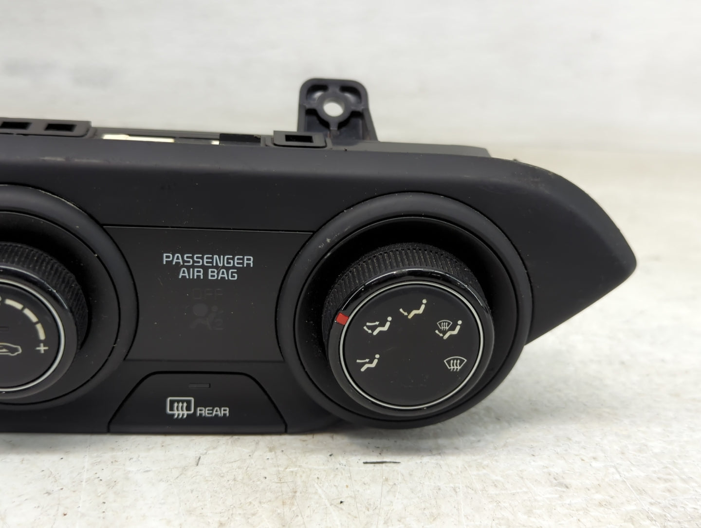 2019-2021 Kia Forte Climate Control Module Temperature AC/Heater Replacement P/N:97250-M6130WK Fits Fits 2019 2020 2021 OEM 