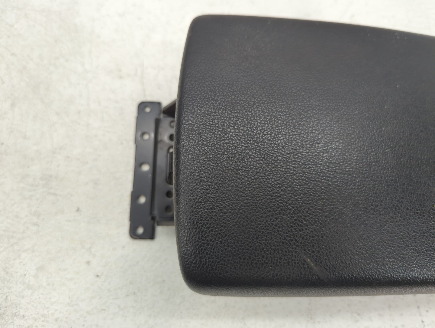 2019-2022 Kia Forte Center Console Armrest Cover Lid P/N:SH190123 Fits Fits 2019 2020 2021 2022 OEM Used Auto Parts - Oemuse