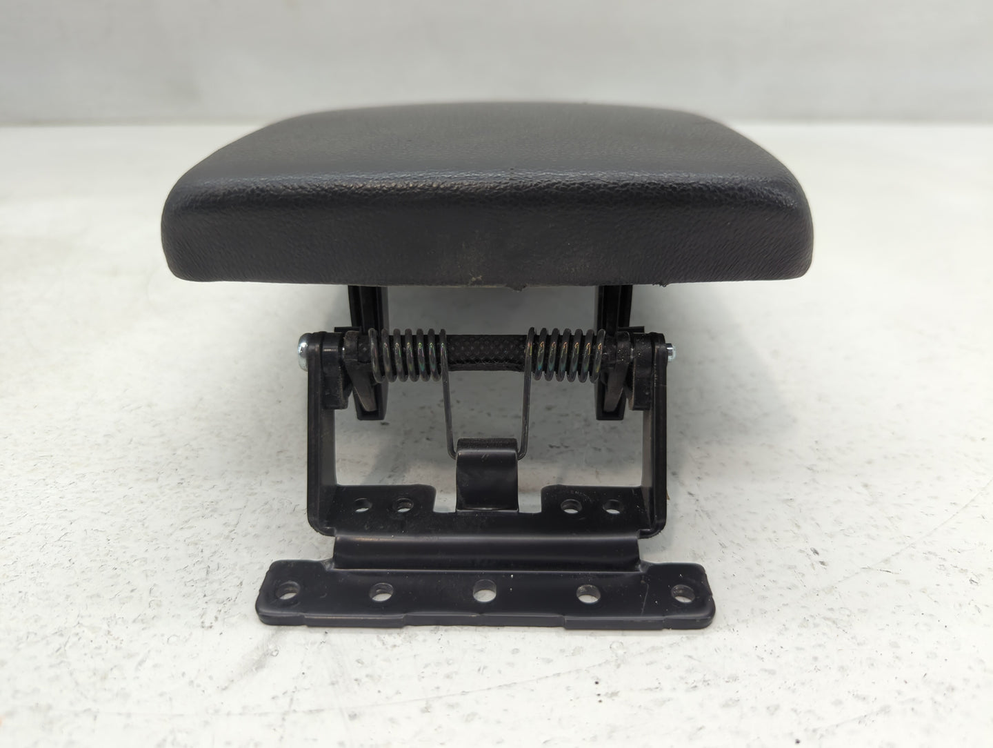 2019-2022 Kia Forte Center Console Armrest Cover Lid P/N:SH190123 Fits Fits 2019 2020 2021 2022 OEM Used Auto Parts - Oemuse