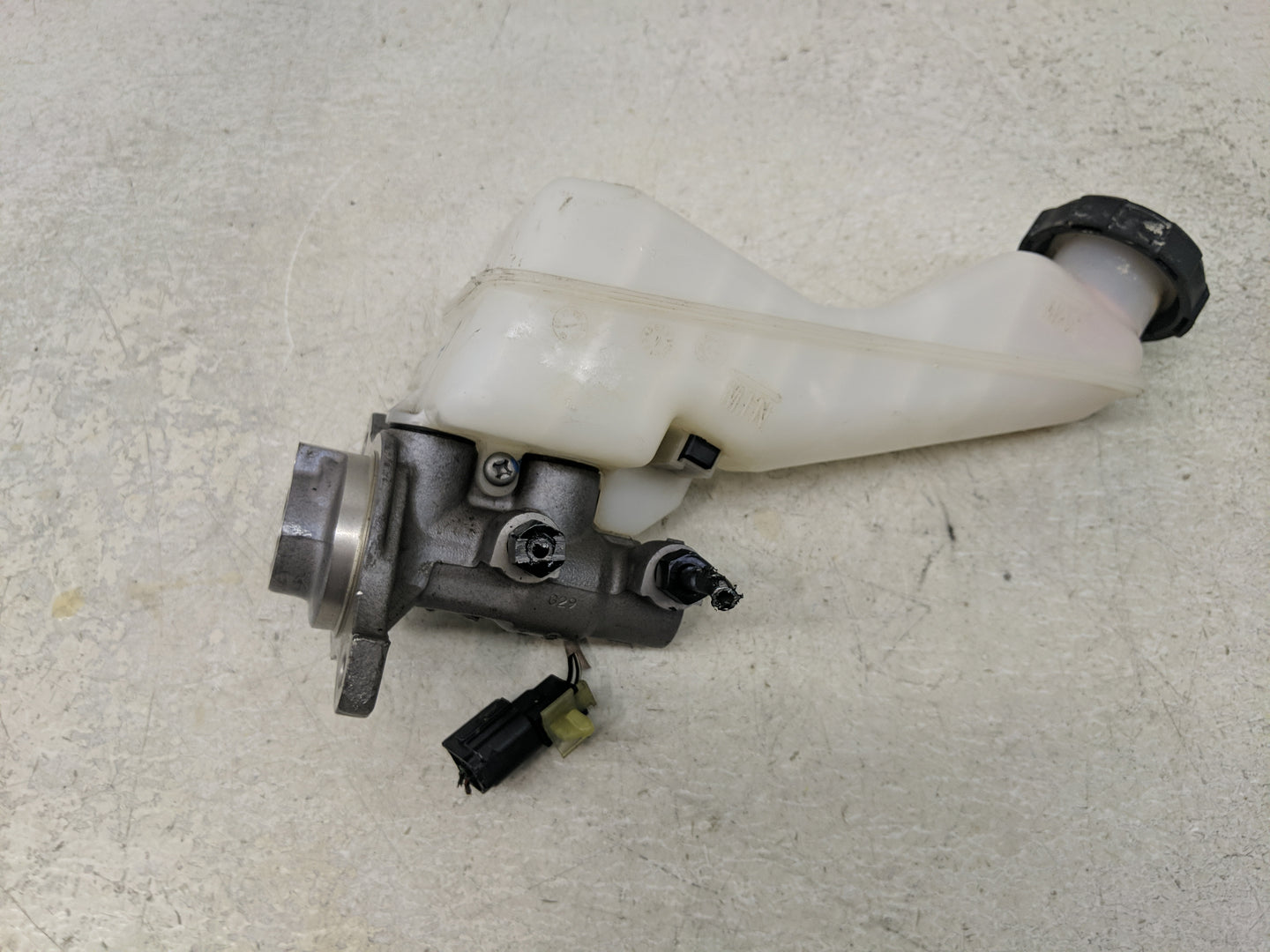 2021-2021 Kia Sorento Brake Master Cylinder 1312076 - Oemusedautoparts1.com