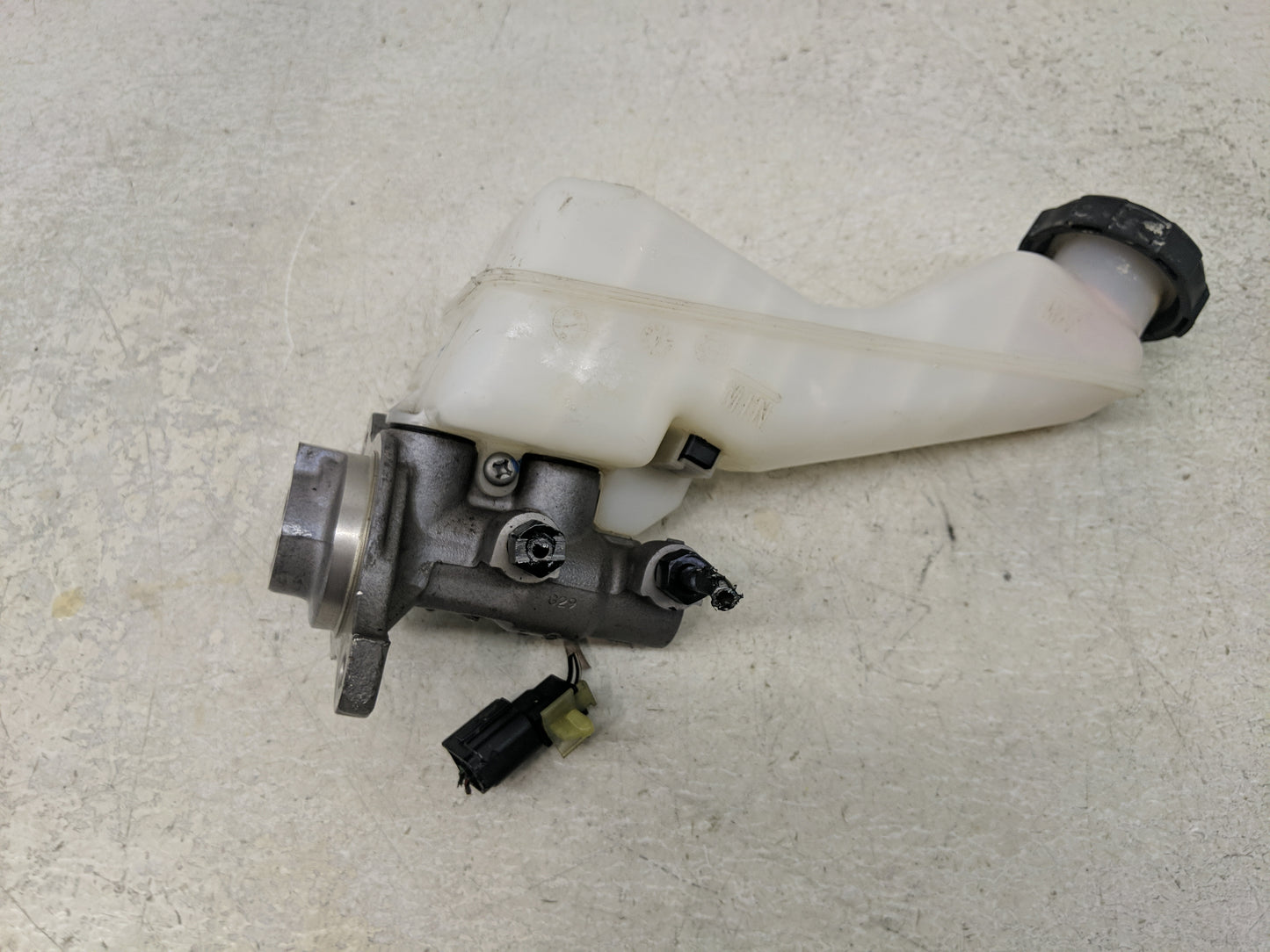2021-2021 Kia Sorento Brake Master Cylinder 1312076 - Oemusedautoparts1.com