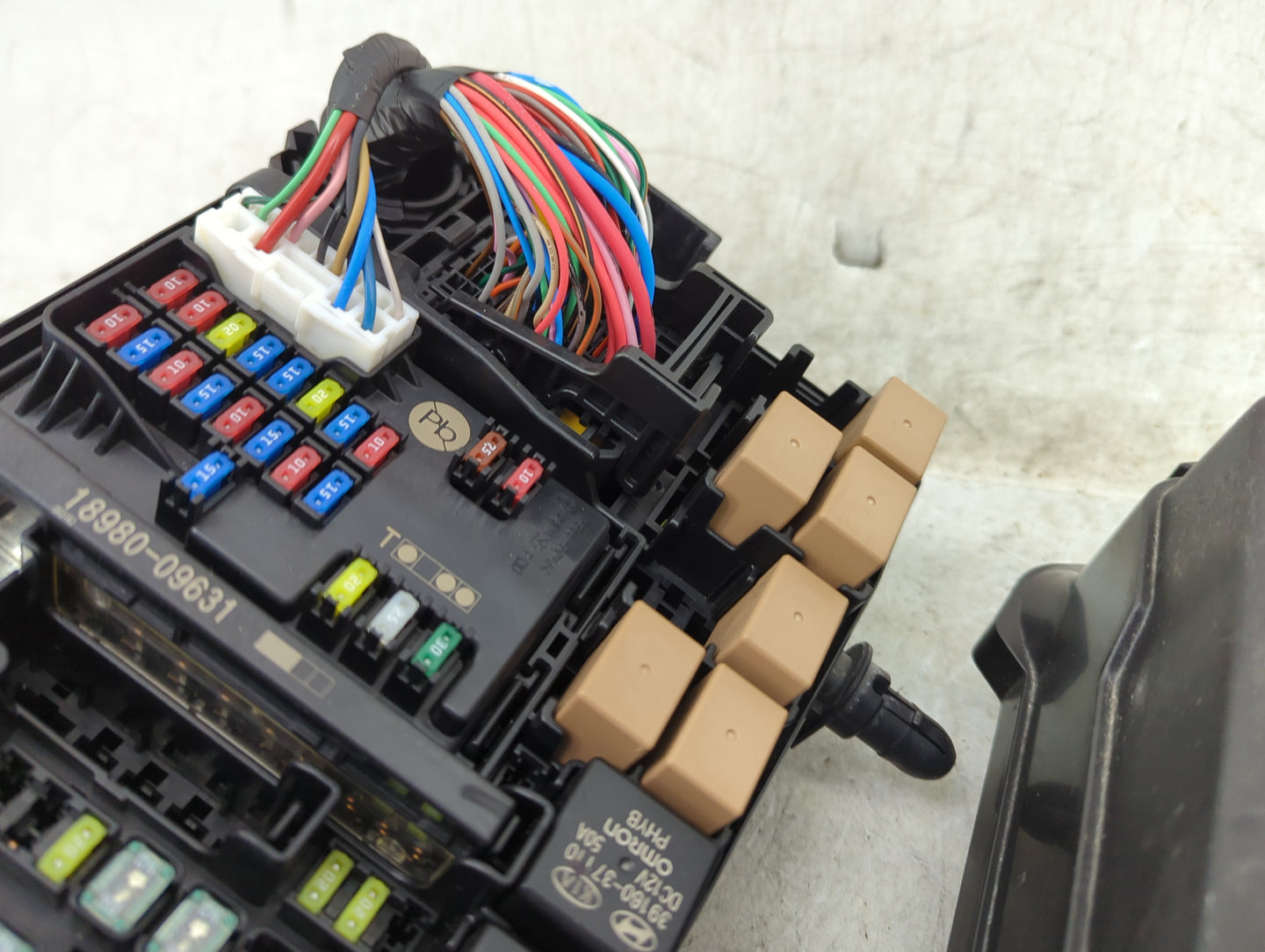 2020-2021 Kia Soul Fusebox Fuse Box Panel Relay Module P/N:91956-K0020 Fits Fits 2020 2021 OEM Used Auto Parts - Oemusedauto