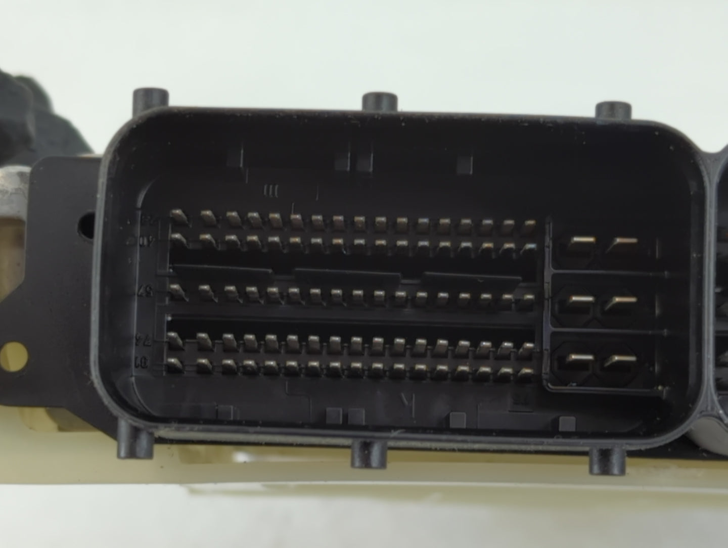 2021 Land Rover Discovery PCM Engine Control Computer ECU ECM PCU OEM P/N:M8A2-14C568-CA Fits OEM Used Auto Parts - Oemuseda