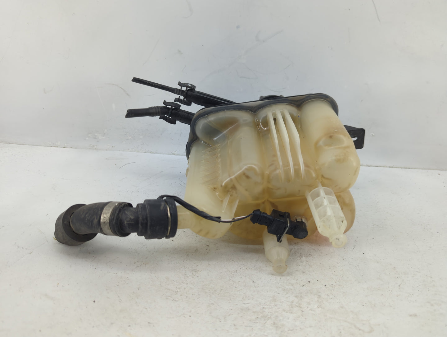 2021 Discovery Sport Radiator Coolant Overflow Expansion Tank Bottle - Oemusedautoparts1.com