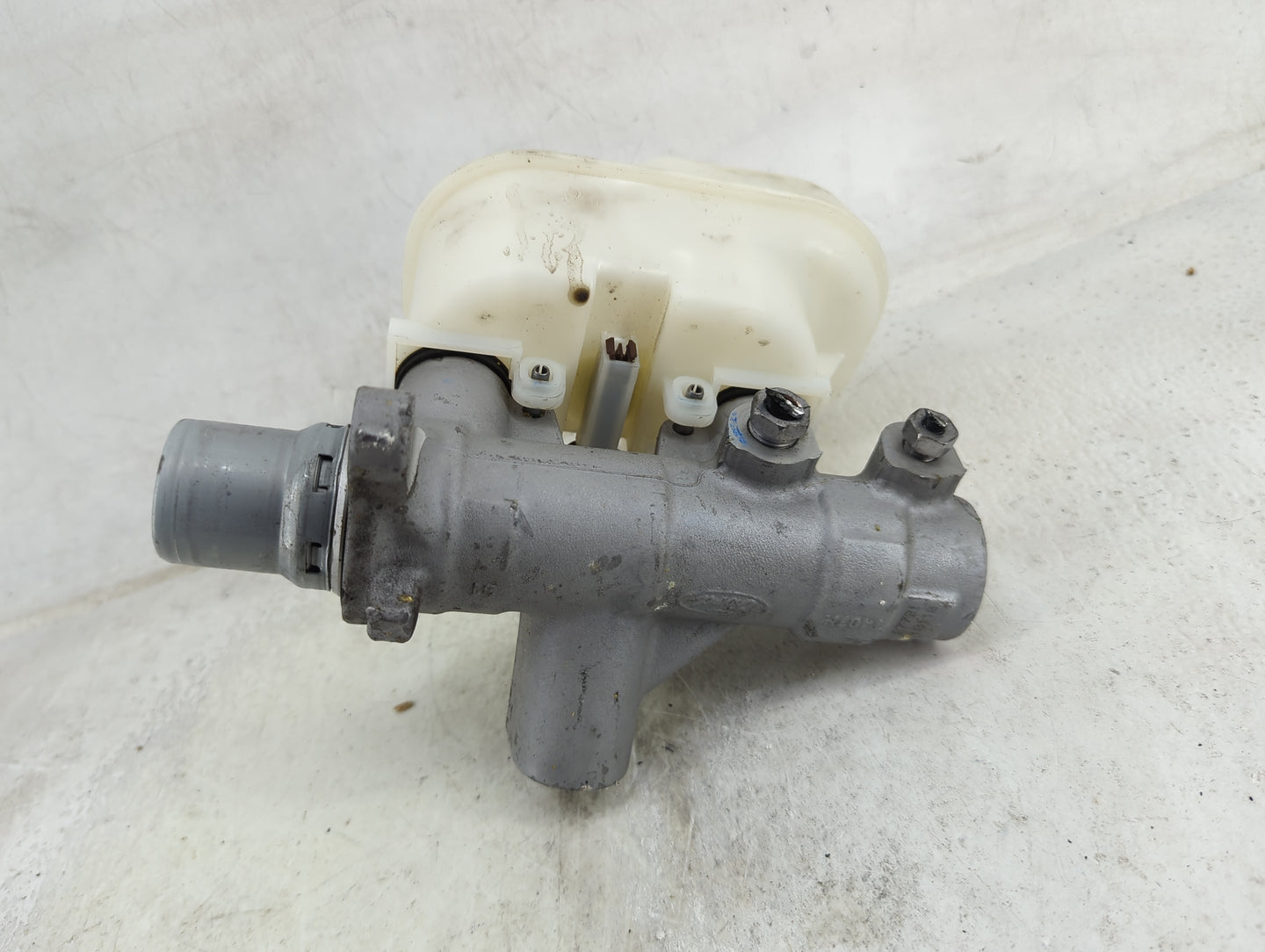 Lincoln Navigator Brake Master Cylinder 1490899 - Oemusedautoparts1.com