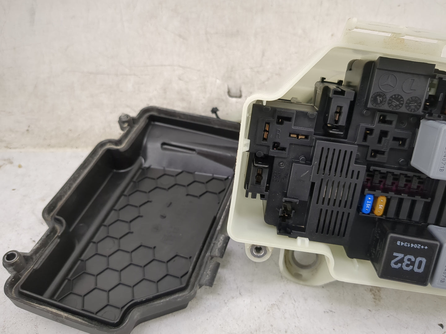 2018-2021 Mercedes-Benz C300 Fusebox Fuse Box Panel Relay Module P/N:A205 Fits Fits 2018 2019 2020 2021 OEM Used Auto Parts 