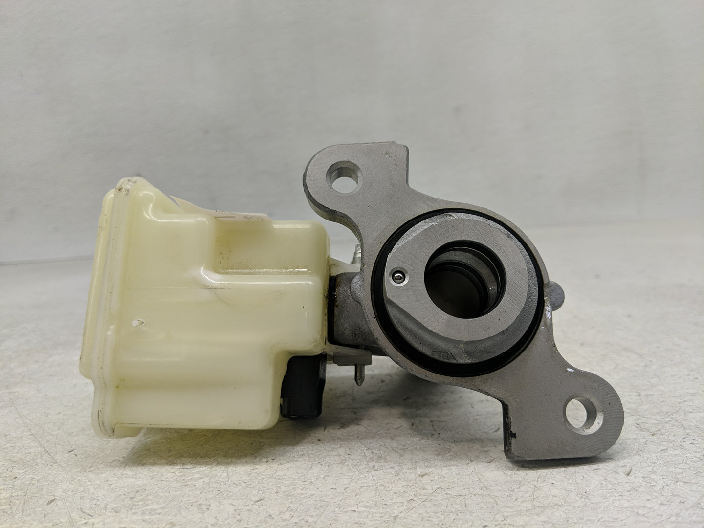 2021-2021 Nissan Kicks Brake Master Cylinder - Oemusedautoparts1.com