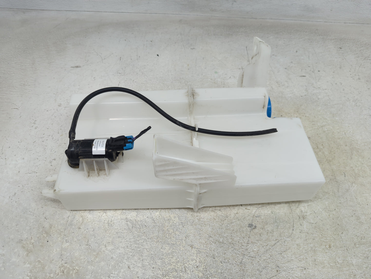 2021 Nissan Nv2500 Windshield Washer Fluid Reservoir Bottle Oem - Oemusedautoparts1.com