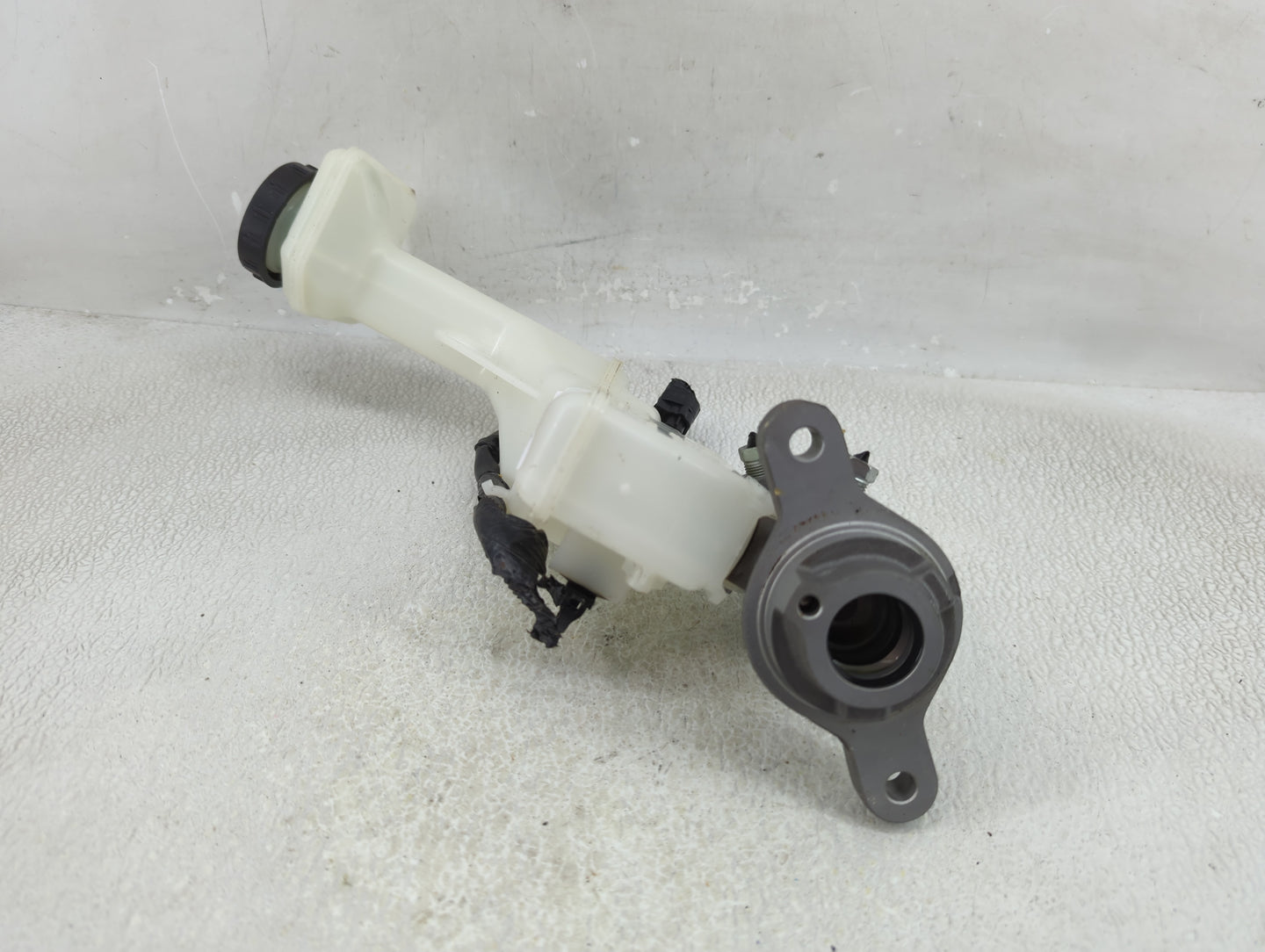 2017-2022 Nissan Rogue Sport Brake Master Cylinder - Oemusedautoparts1.com