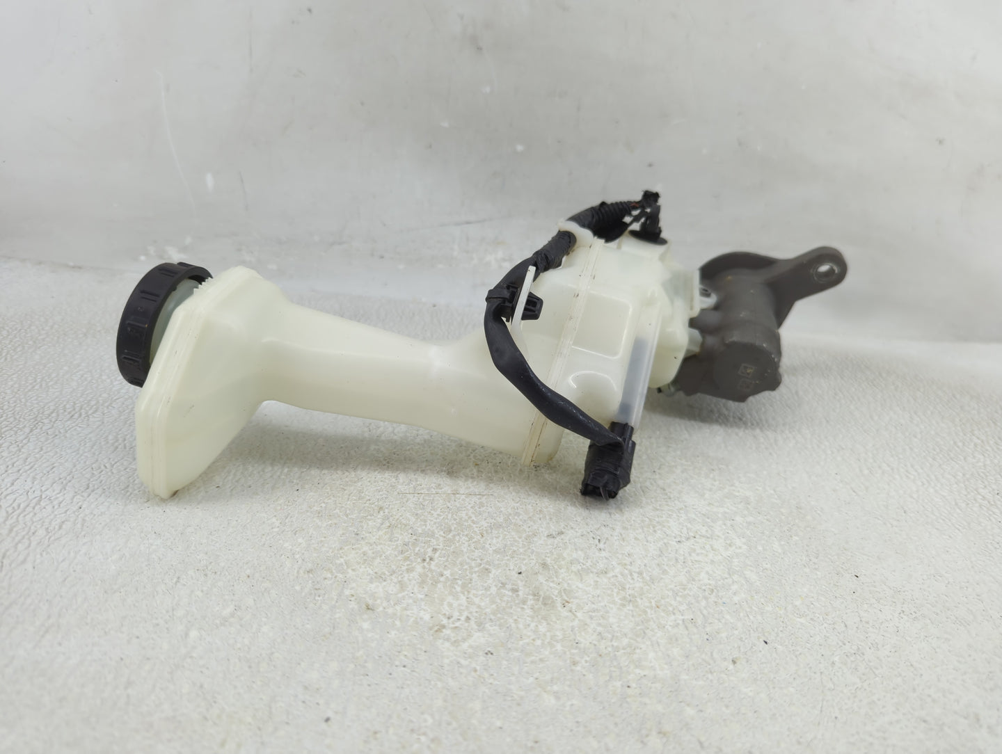 2017-2022 Nissan Rogue Sport Brake Master Cylinder - Oemusedautoparts1.com