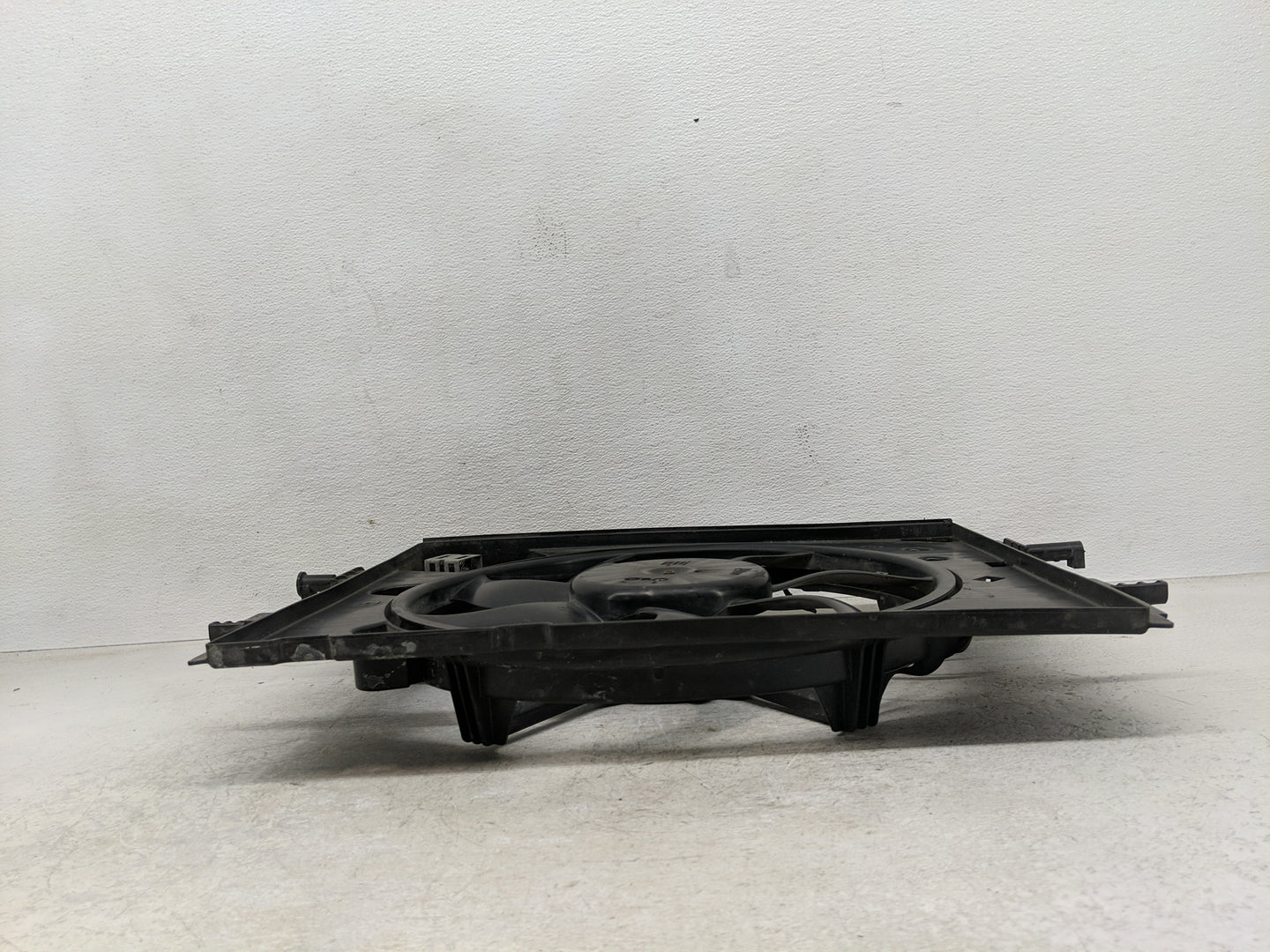 2020-2022 Nissan Sentra Electric Radiator Cooling Fan Motor Assembly P/N:214816LB0B Fits Fits 2020 2021 2022 OEM Used Auto P