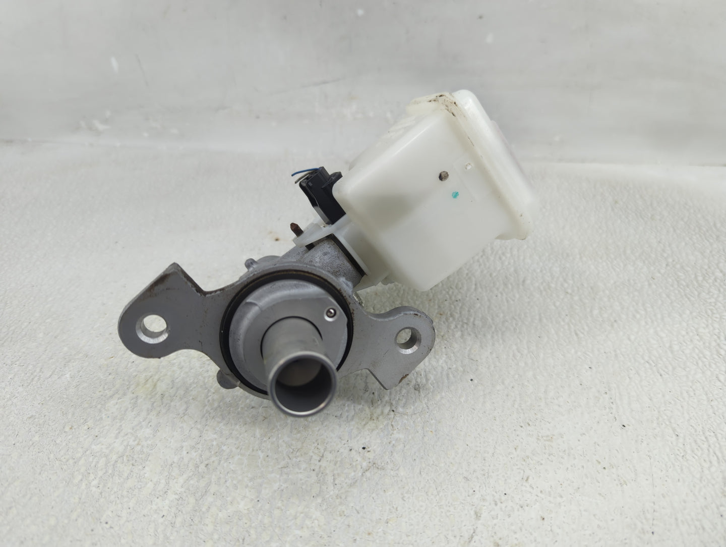 2020-2022 Nissan Versa Brake Master Cylinder 1276327 - Oemusedautoparts1.com