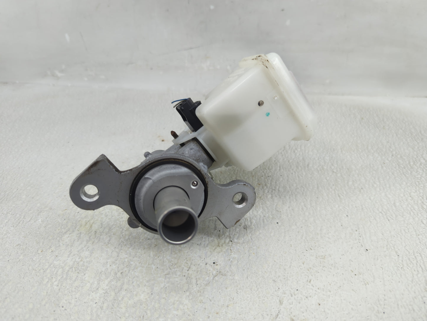 2020-2022 Nissan Versa Brake Master Cylinder 1276327 - Oemusedautoparts1.com