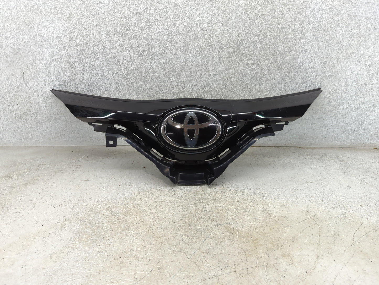 2020-2022 Toyota C-hr Front Grille Bumper Not Included - Oemusedautoparts1.com