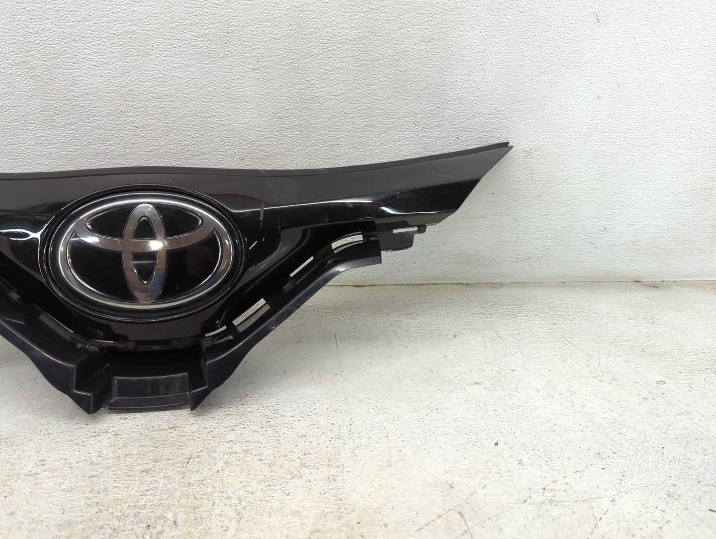 2020-2022 Toyota C-hr Front Grille Bumper Not Included - Oemusedautoparts1.com