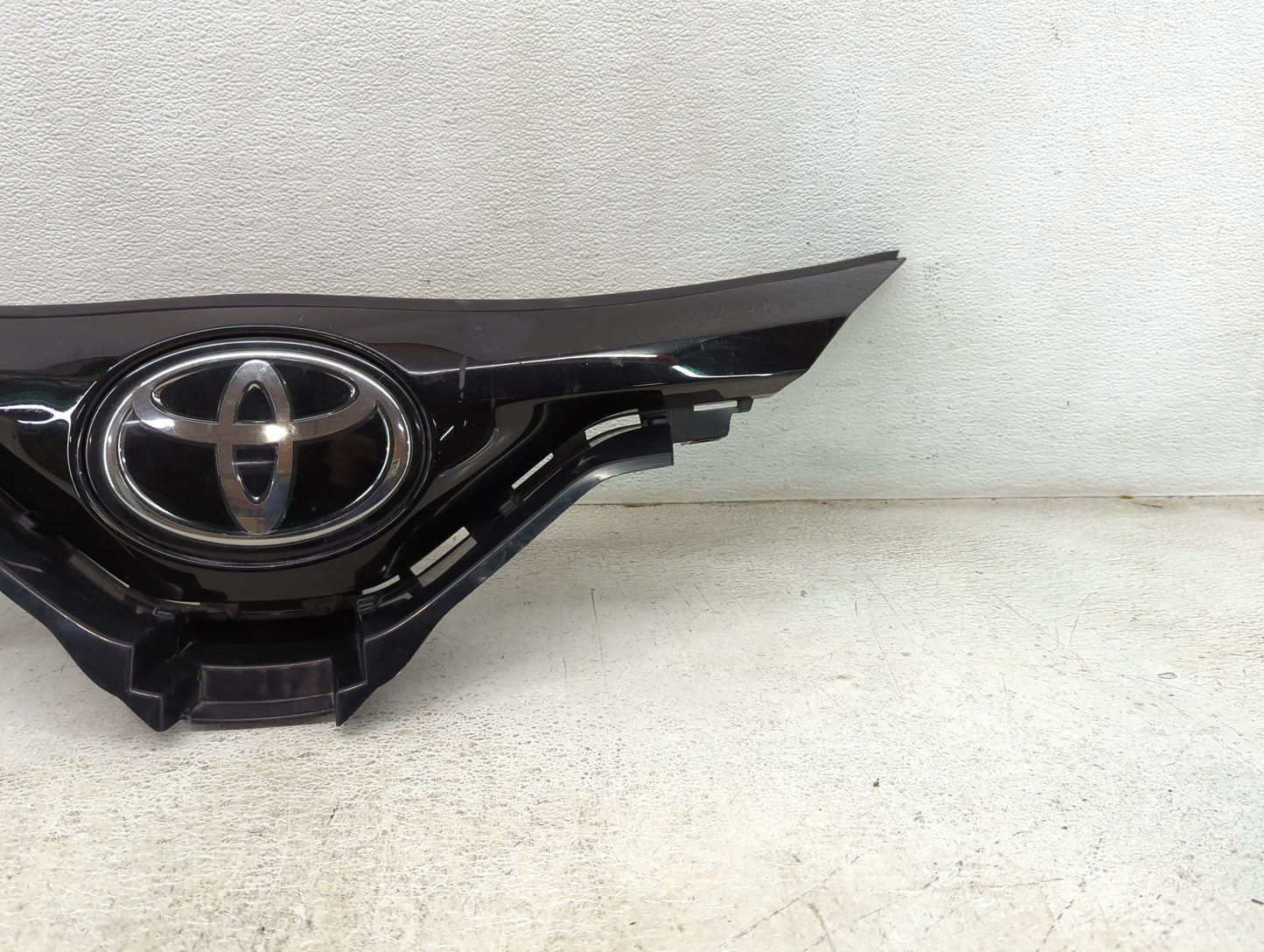 2020-2022 Toyota C-hr Front Grille Bumper Not Included - Oemusedautoparts1.com