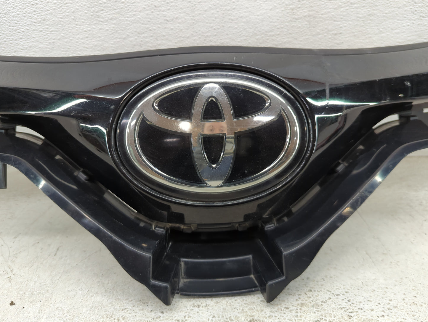 2020-2022 Toyota C-hr Front Grille Bumper Not Included - Oemusedautoparts1.com