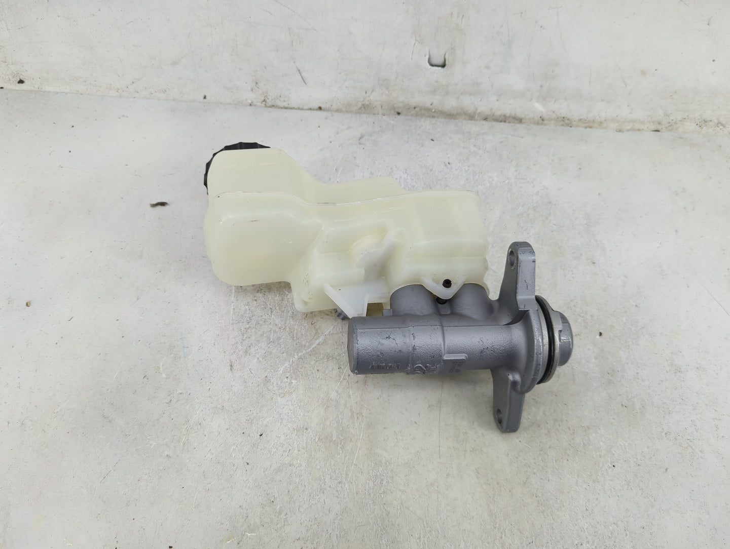 2019-2022 Toyota Corolla Brake Master Cylinder 1490346 - Oemusedautoparts1.com