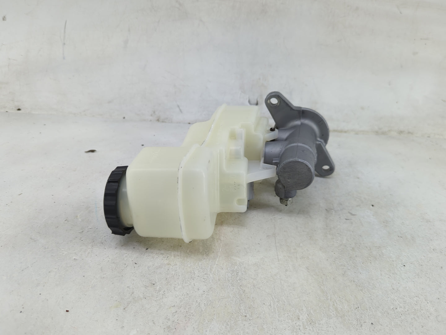 2019-2022 Toyota Corolla Brake Master Cylinder 1490346 - Oemusedautoparts1.com