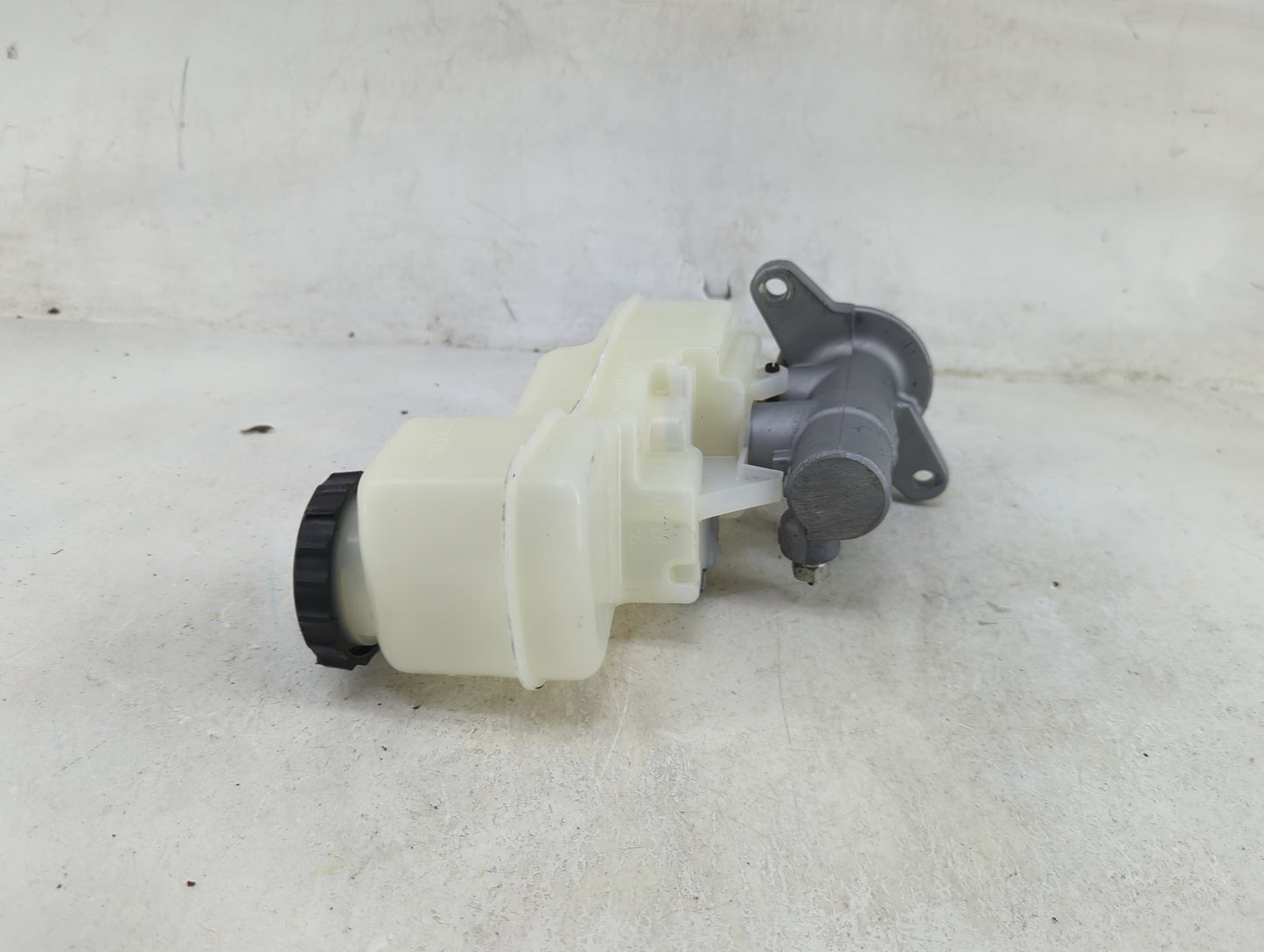 2019-2022 Toyota Corolla Brake Master Cylinder 1490346 - Oemusedautoparts1.com