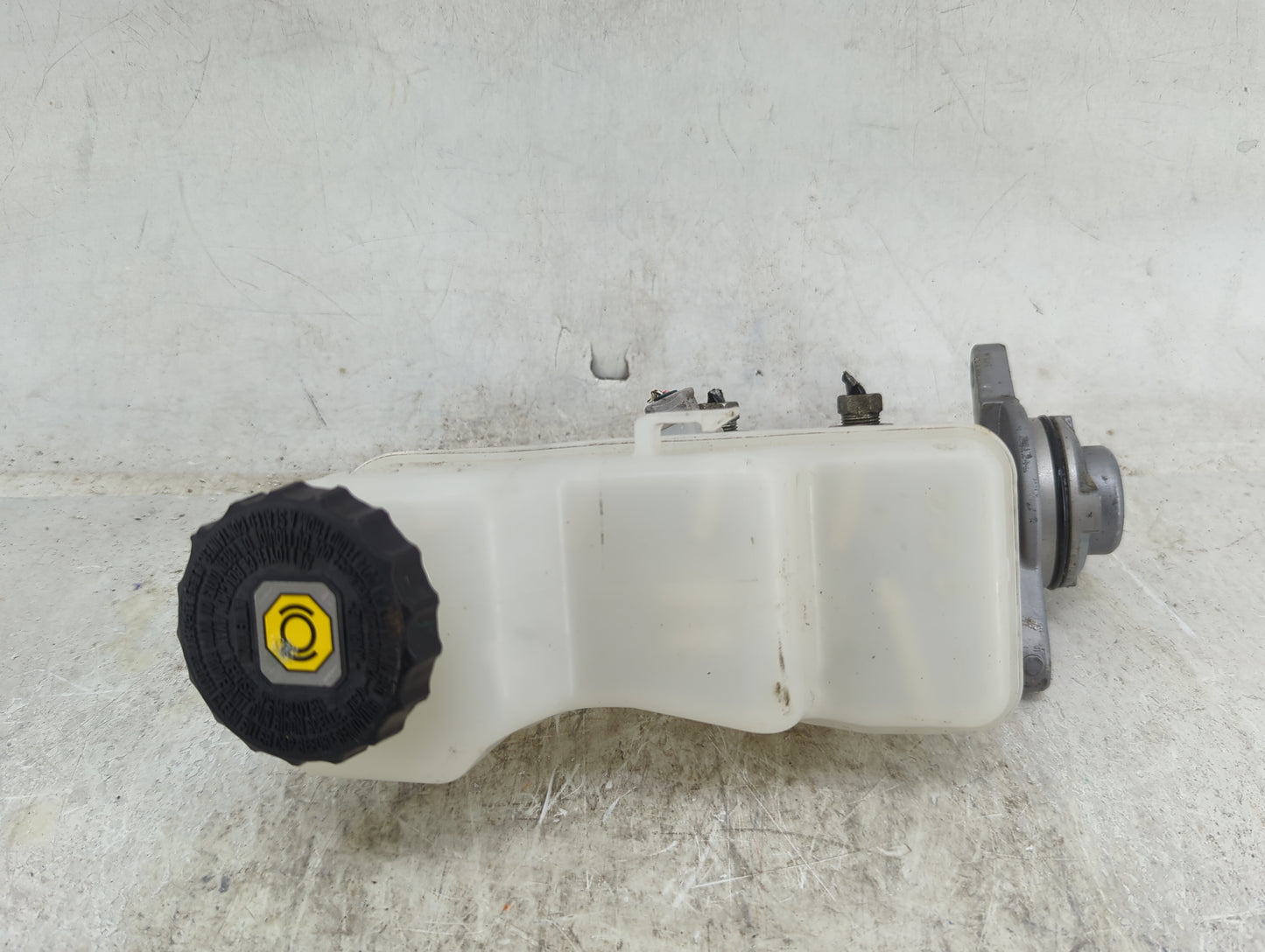 2019-2022 Toyota Corolla Brake Master Cylinder 1490407 - Oemusedautoparts1.com