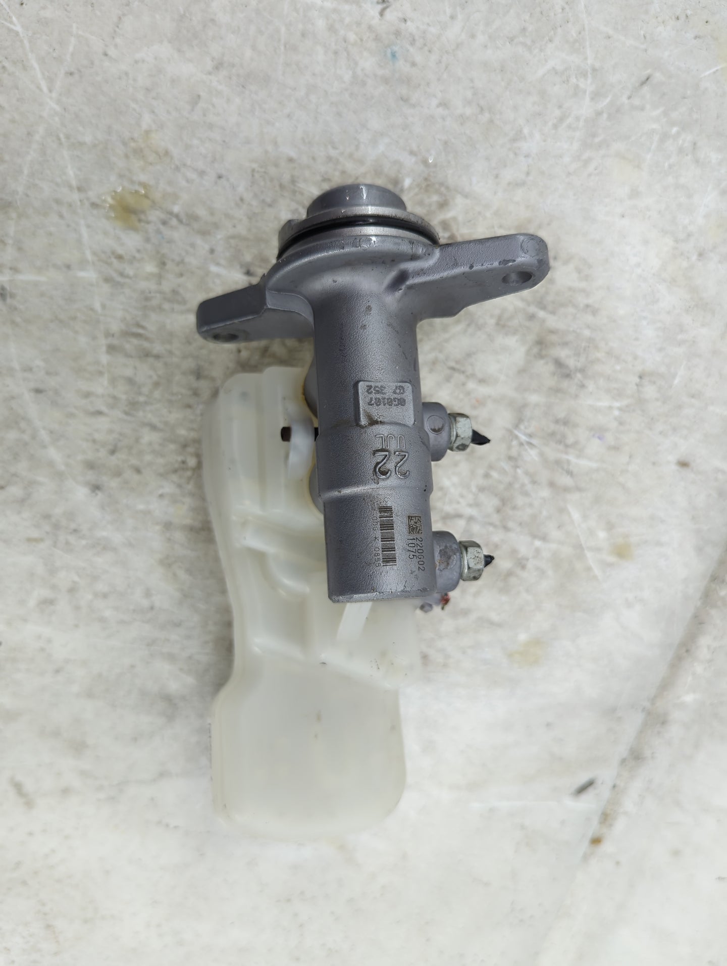 2019-2022 Toyota Corolla Brake Master Cylinder 1490407 - Oemusedautoparts1.com