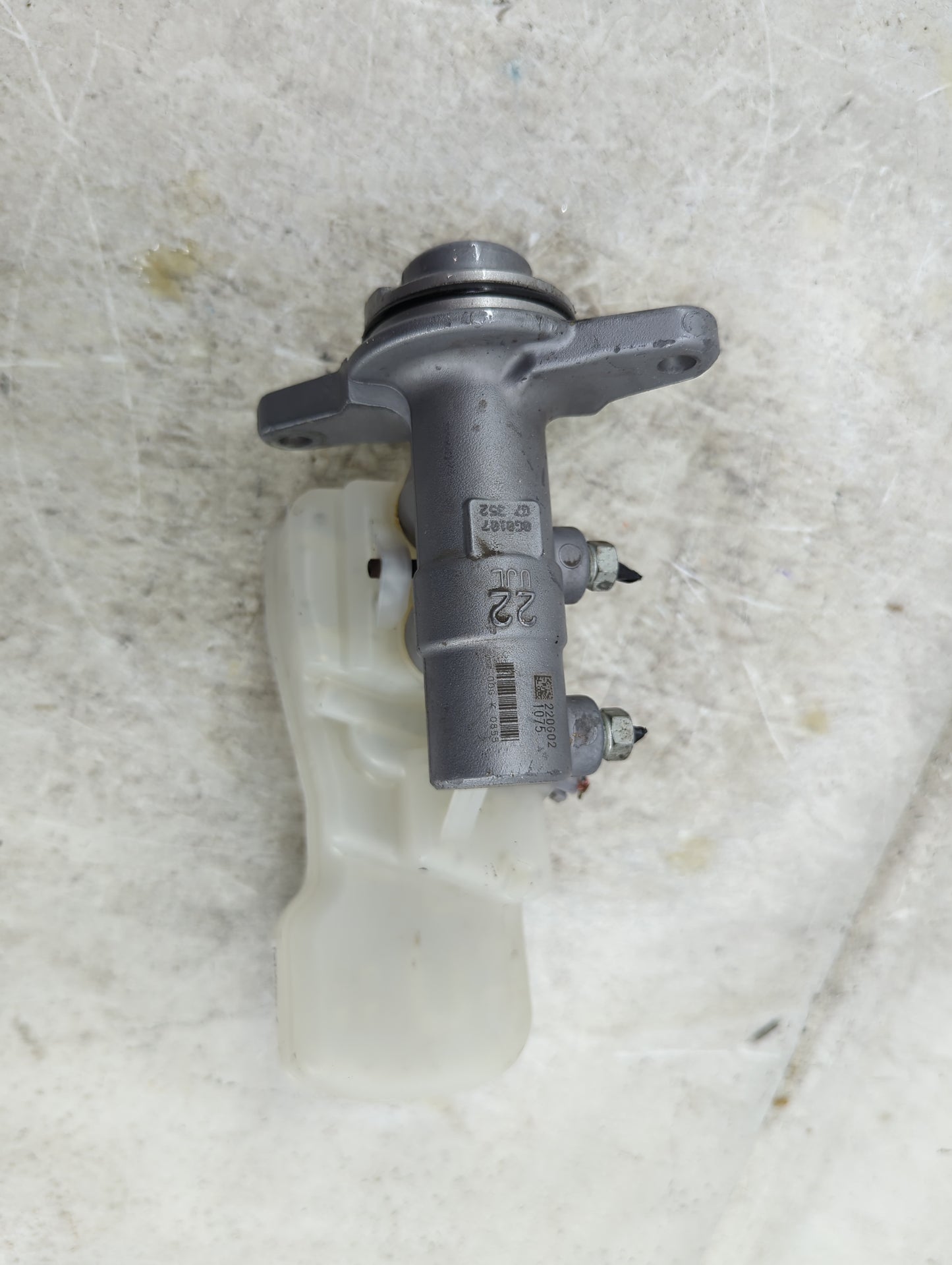2019-2022 Toyota Corolla Brake Master Cylinder 1490407 - Oemusedautoparts1.com