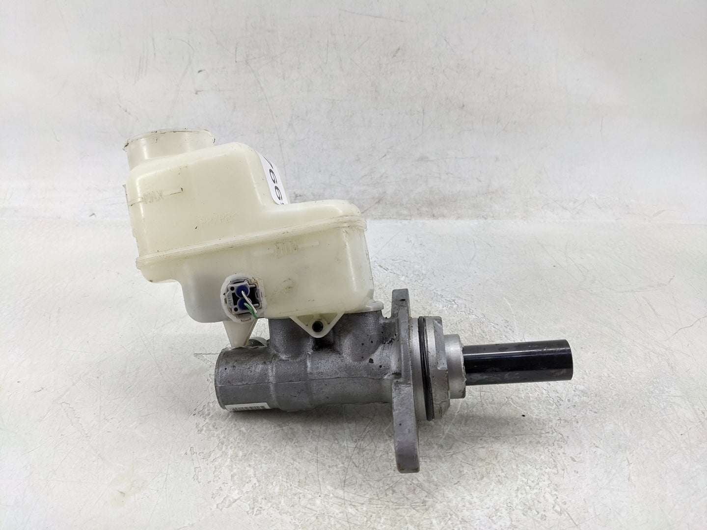 2009-2022 Toyota Tacoma Brake Master Cylinder 1376694 - Oemusedautoparts1.com