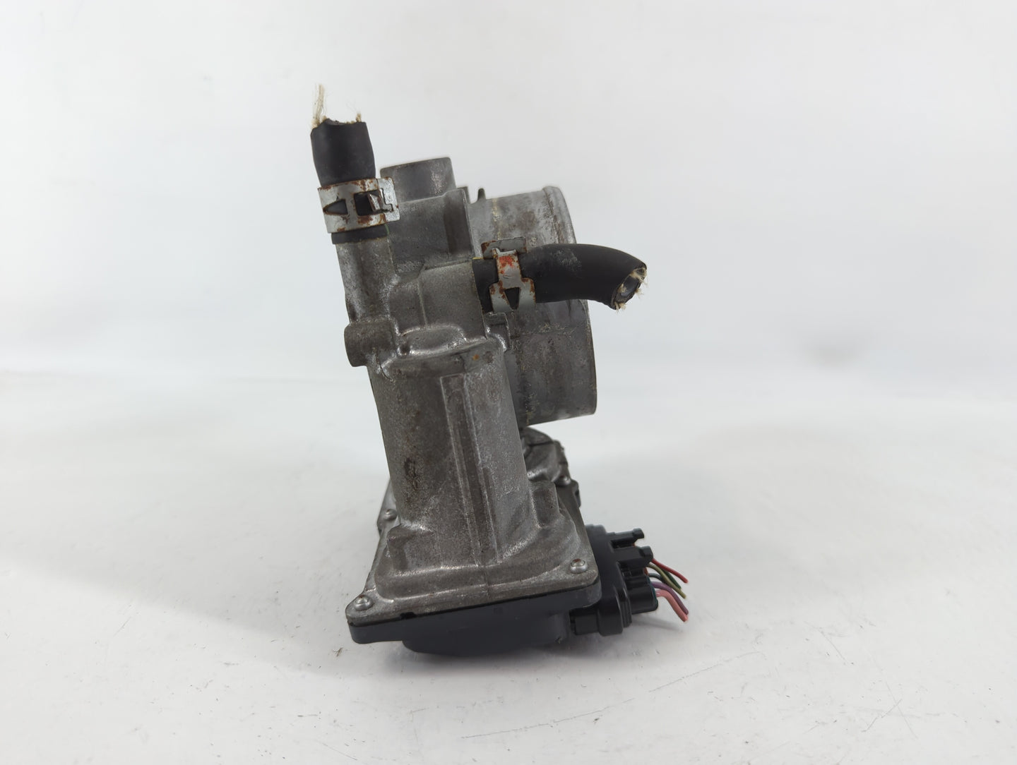 2016-2022 Toyota Tacoma Throttle Body P/N:22030-0P060 Fits Fits 2016 2017 2018 2019 2020 2021 2022 OEM Used Auto Parts - Oem