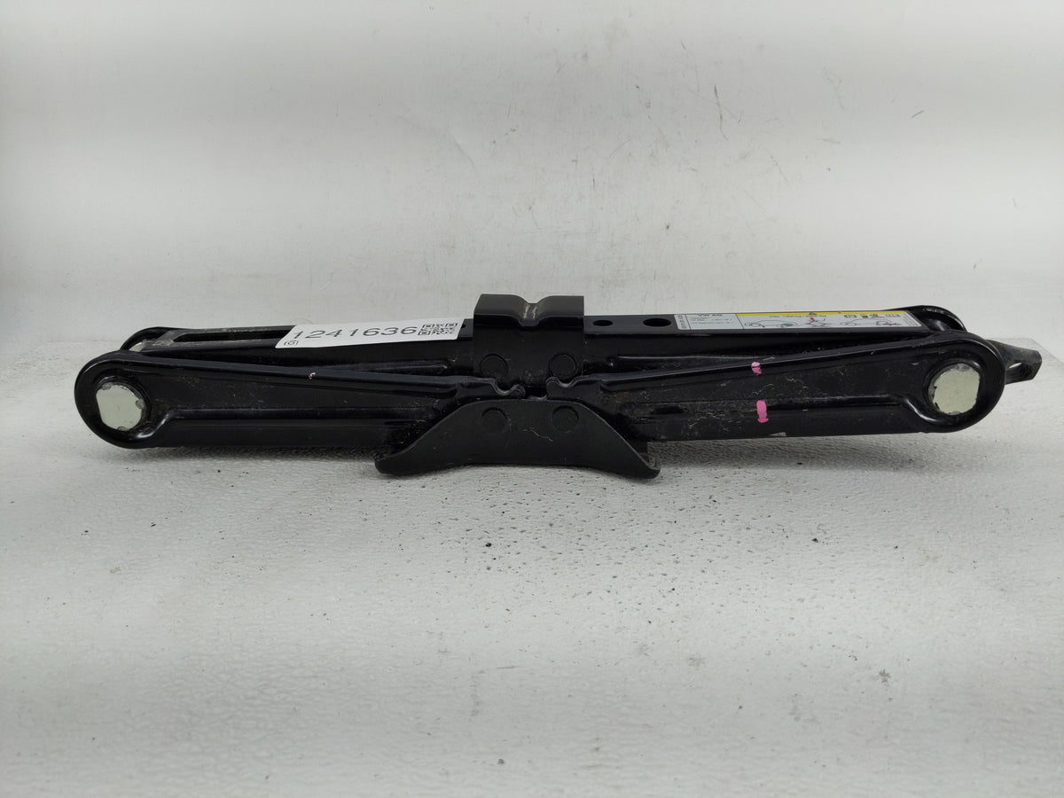 2021 Volkswagen Atlas Spare Scissor Car Jack - Oemusedautoparts1.com
