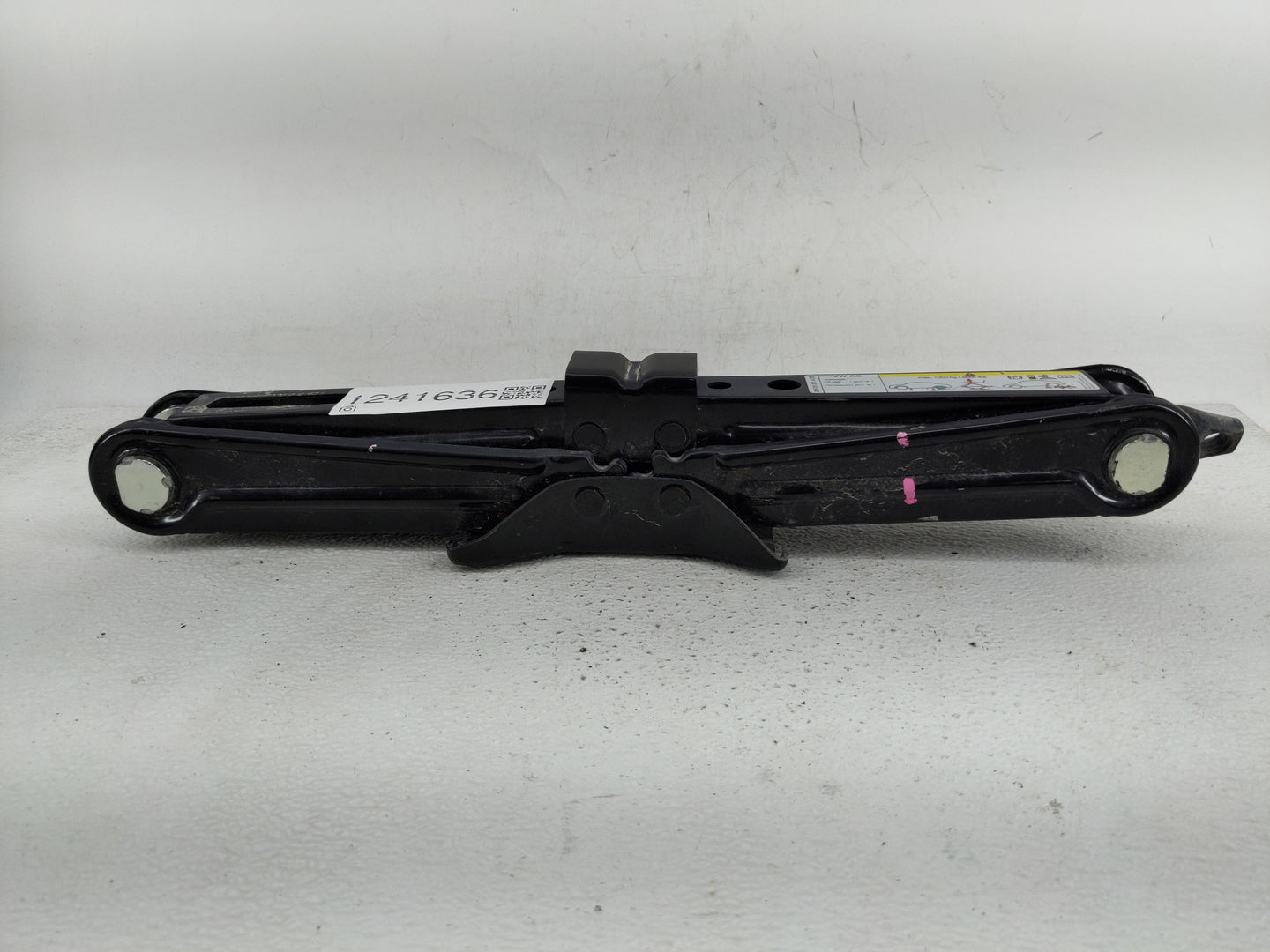2021 Volkswagen Atlas Spare Scissor Car Jack - Oemusedautoparts1.com