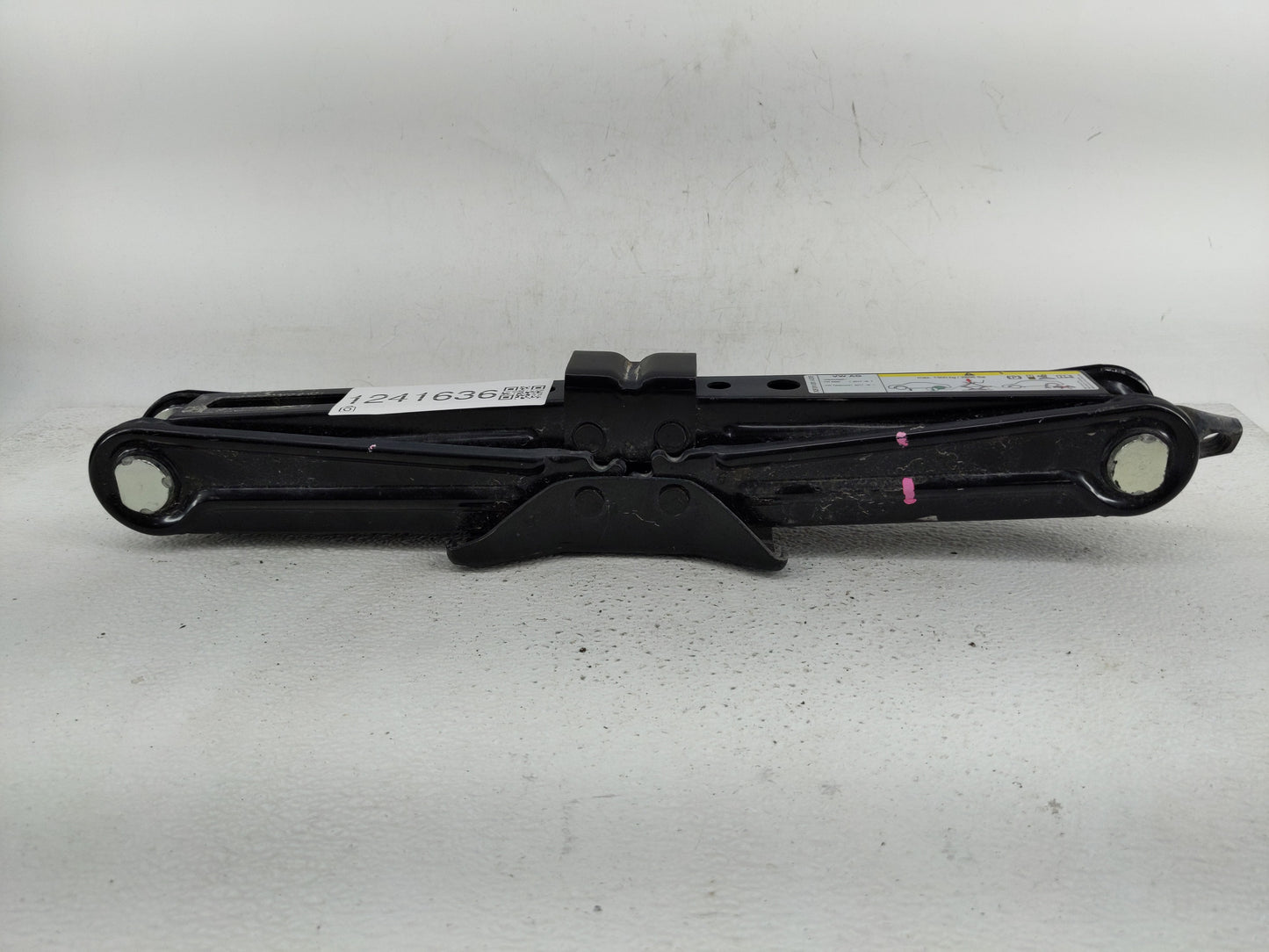 2021 Volkswagen Atlas Spare Scissor Car Jack - Oemusedautoparts1.com