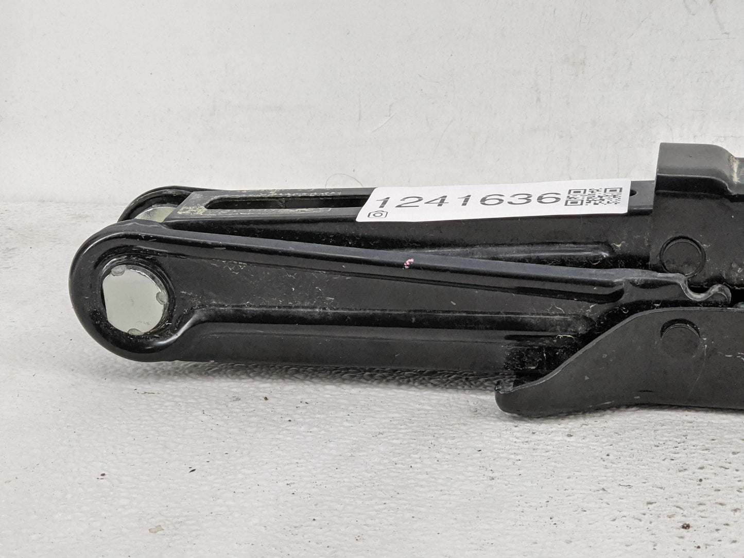 2021 Volkswagen Atlas Spare Scissor Car Jack - Oemusedautoparts1.com