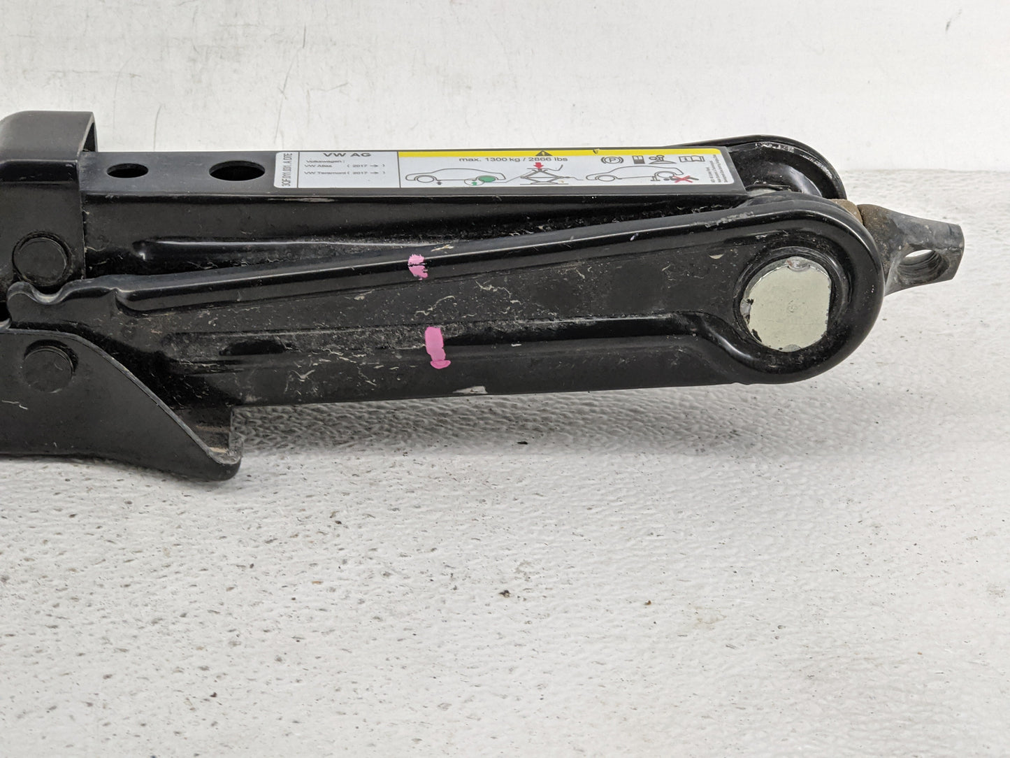 2021 Volkswagen Atlas Spare Scissor Car Jack - Oemusedautoparts1.com