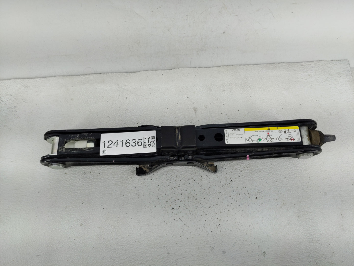 2021 Volkswagen Atlas Spare Scissor Car Jack - Oemusedautoparts1.com