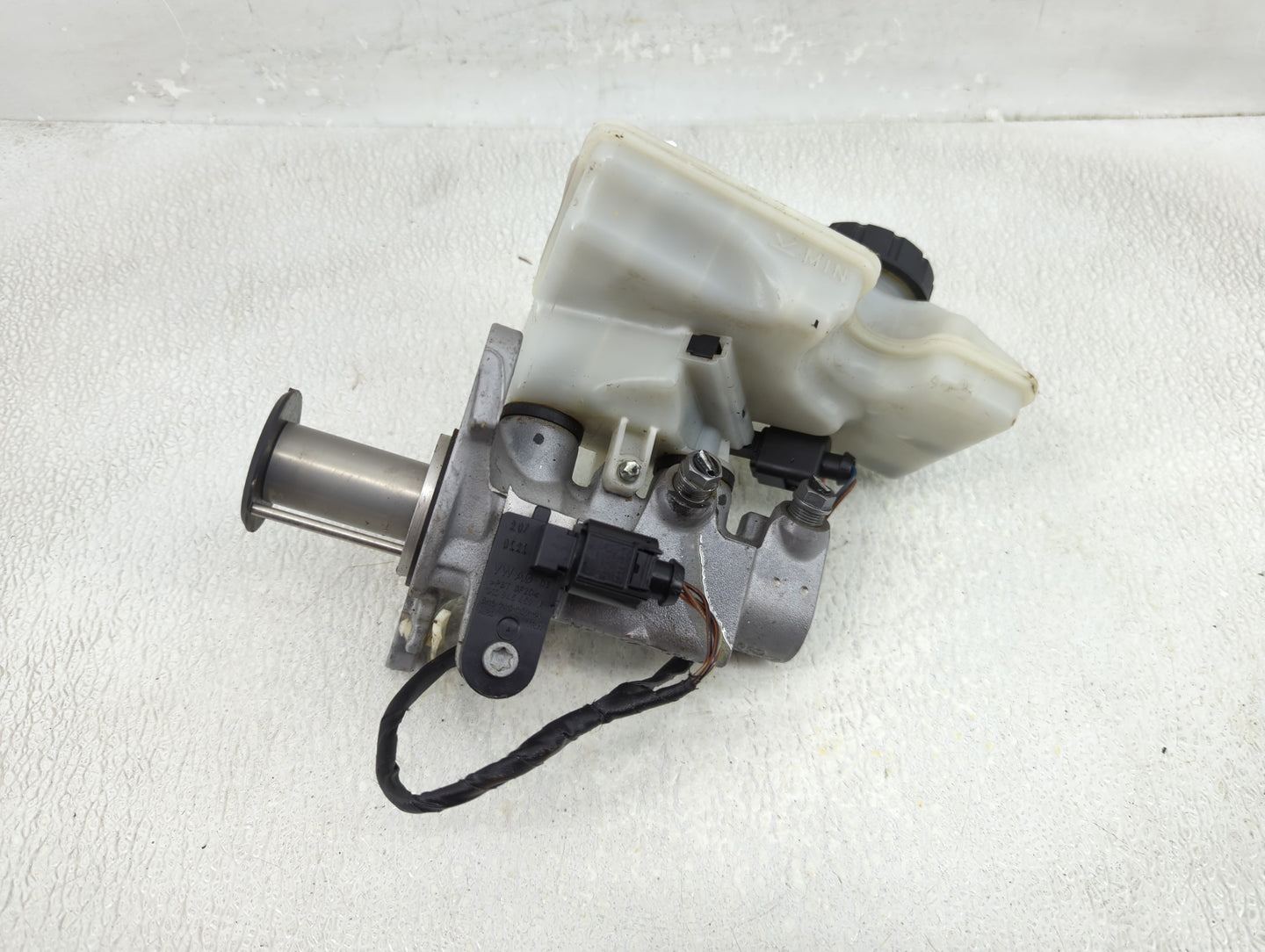 Volkswagen Atlas Brake Master Cylinder - Oemusedautoparts1.com