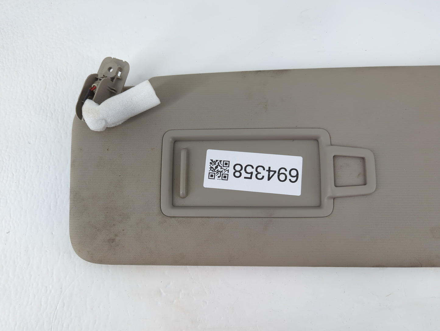 2020-2022 Volkswagen Atlas Sun Visor Shade Replacement Driver Left Mirror Fits Fits 2020 2021 2022 OEM Used Auto Parts - Oem