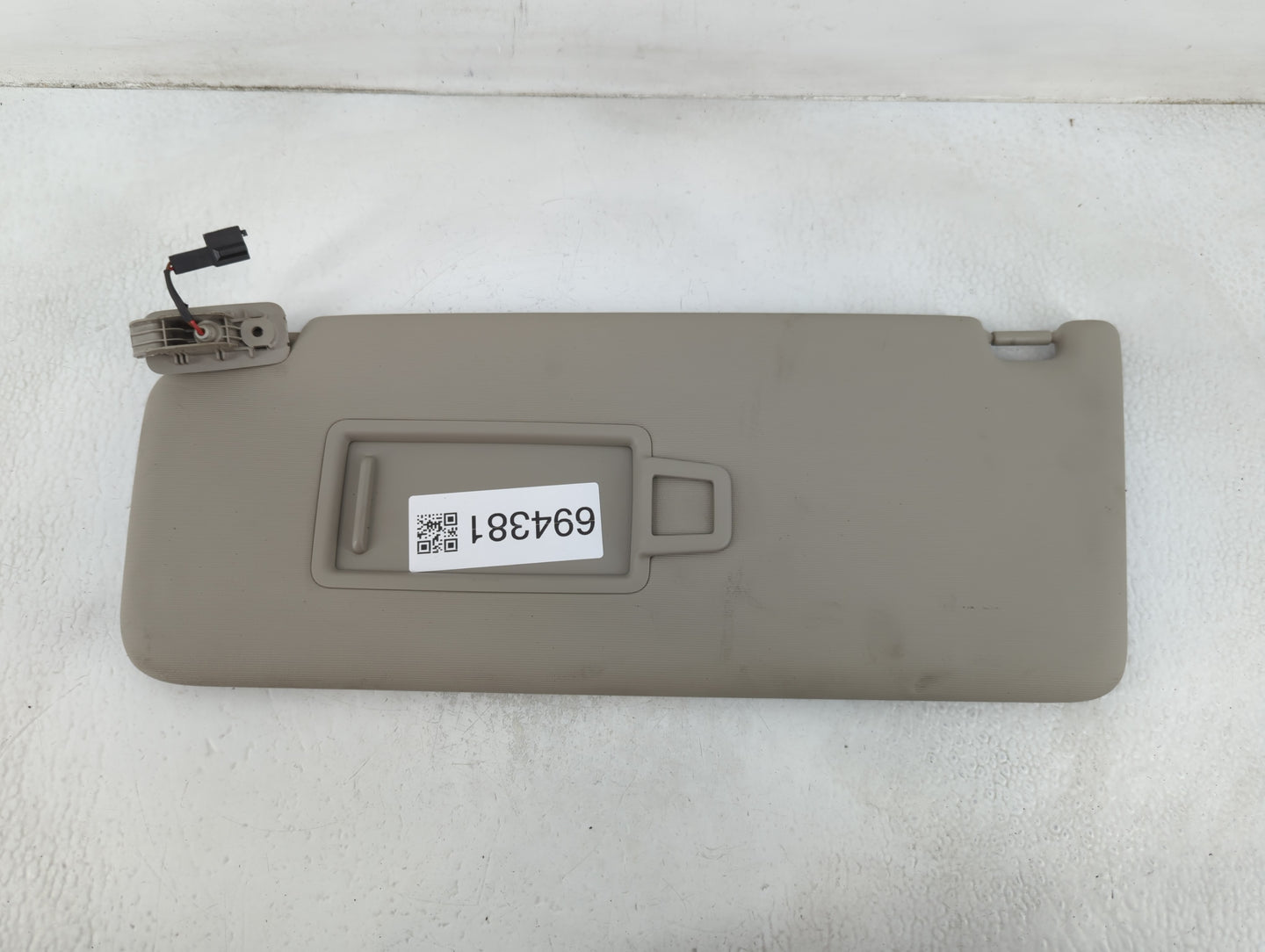 2020-2022 Volkswagen Atlas Sun Visor Shade Replacement Driver Left Mirror Fits Fits 2020 2021 2022 OEM Used Auto Parts - Oem